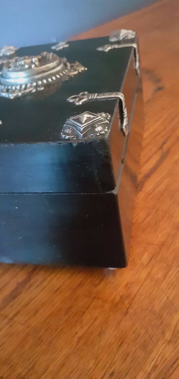 Coffret NIII XIXÈME En Bois Laqué Noir Richement Décoré.