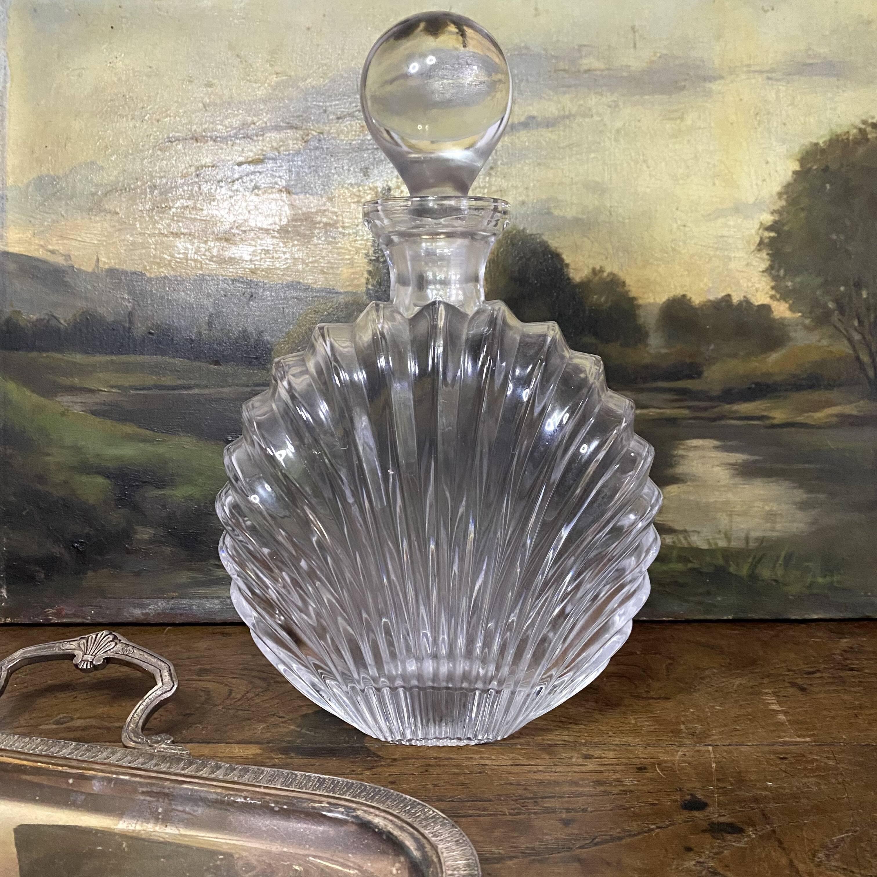Shell-shaped carafe with a ball stopper