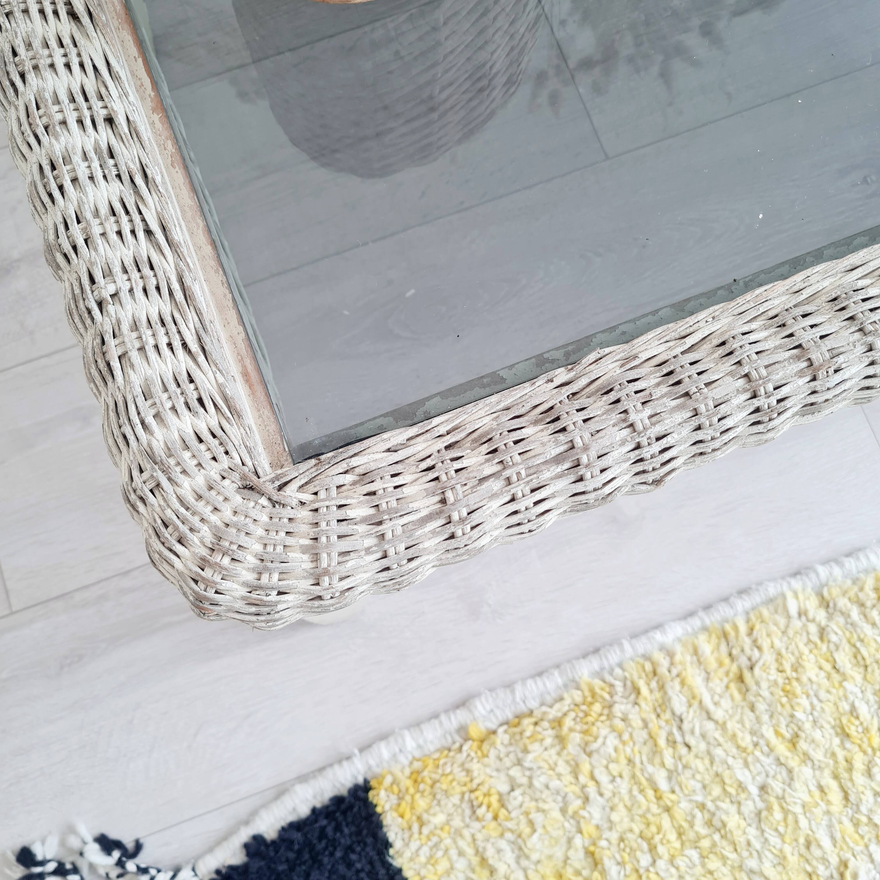 Table basse rotin blanc patiné plateau verre