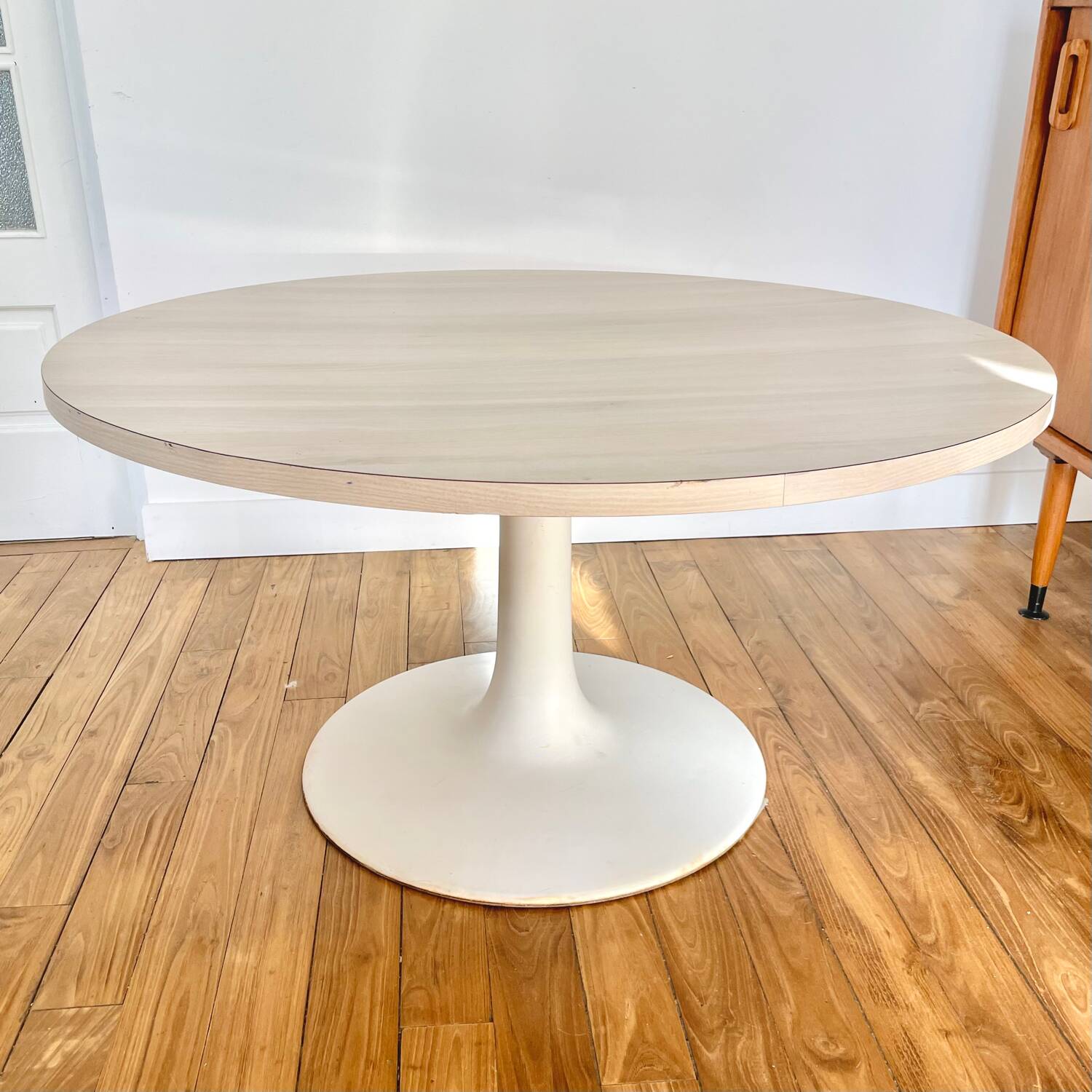 Adjustable tulip foot table