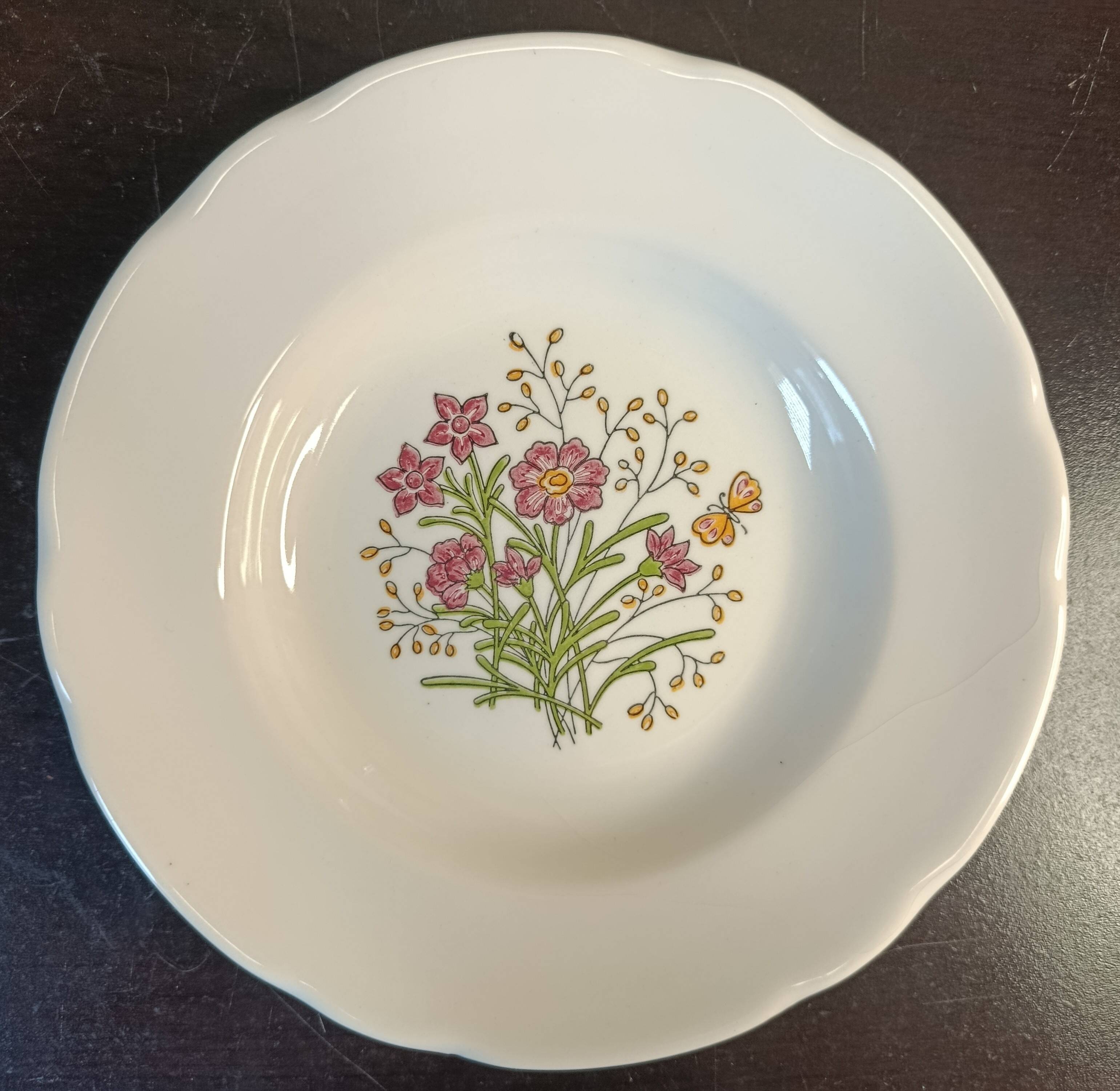 7 assiettes creuses CBM, décor champêtre floral et papillon, 1988