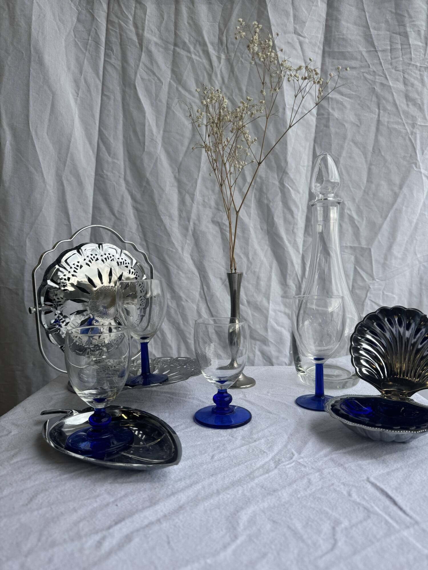 Set of 2 small king-shaped stemmed glasses and 2 small ball-shaped stemmed glasses