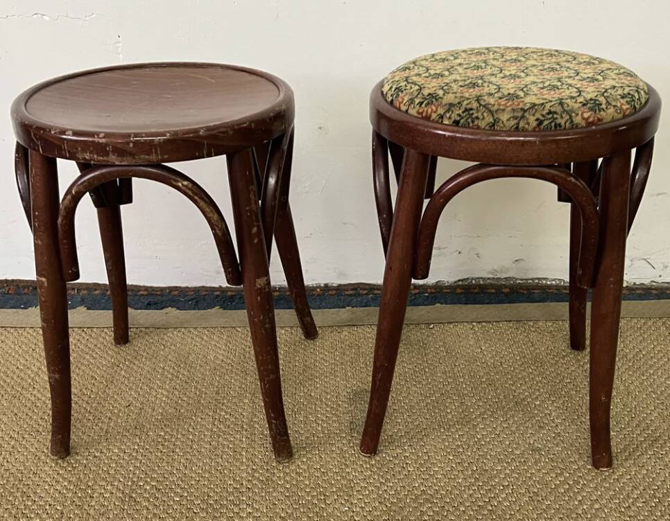 Paire de tabourets bas en bois courbé style "Thonet" vintage