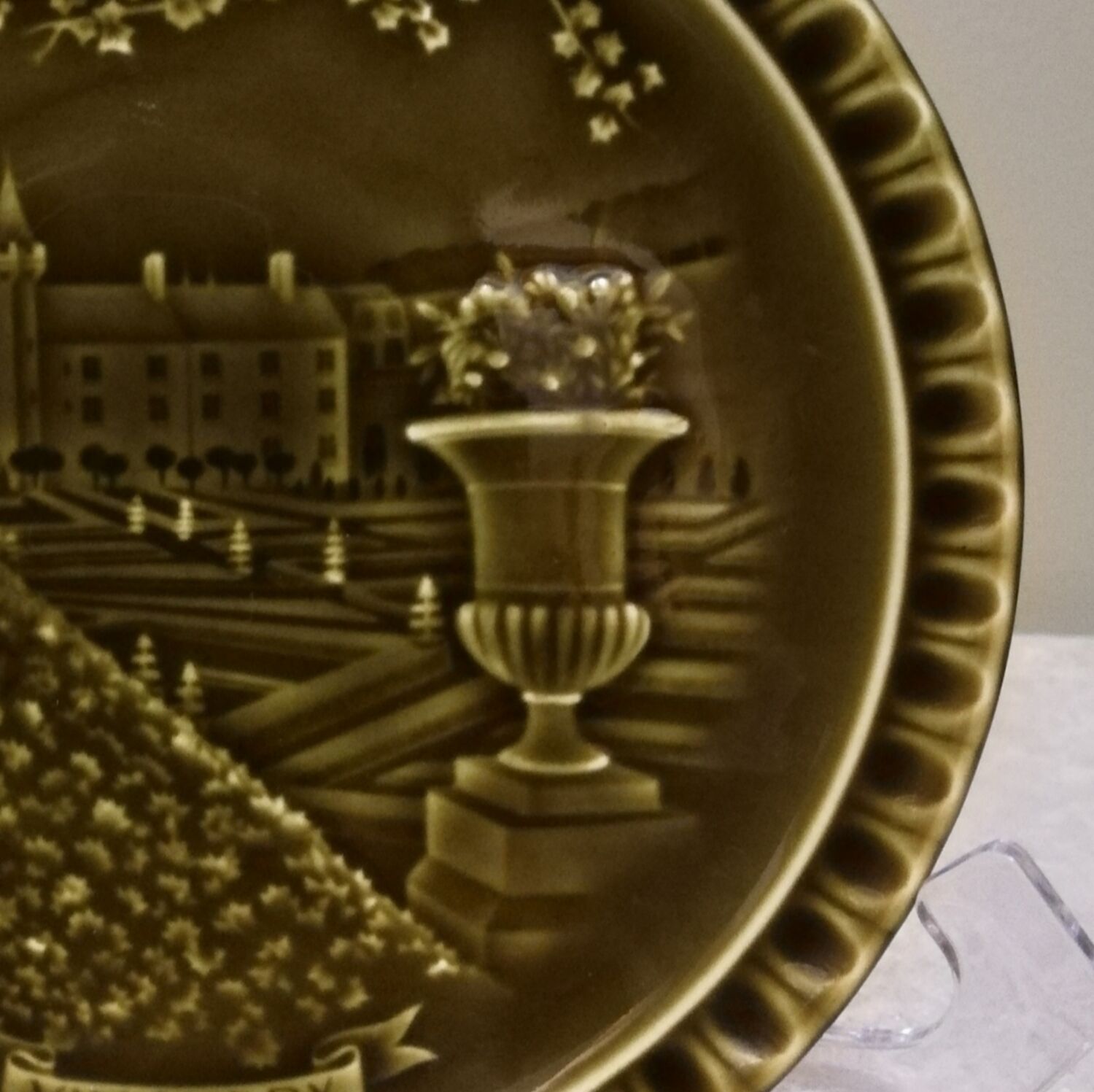 Assiette en barbotine Gien décor "château de Villandry"