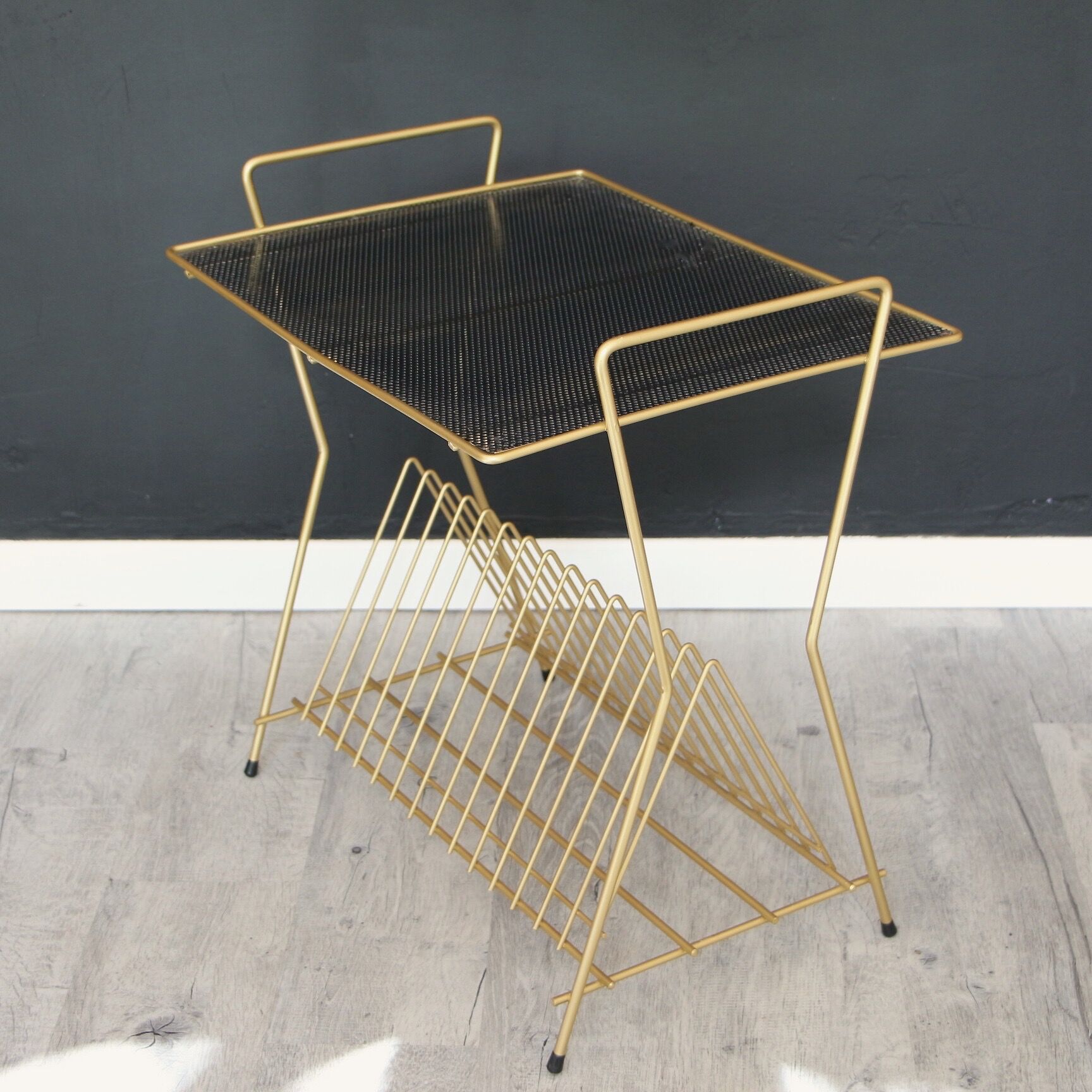 Sellette ranges vinyls in metal