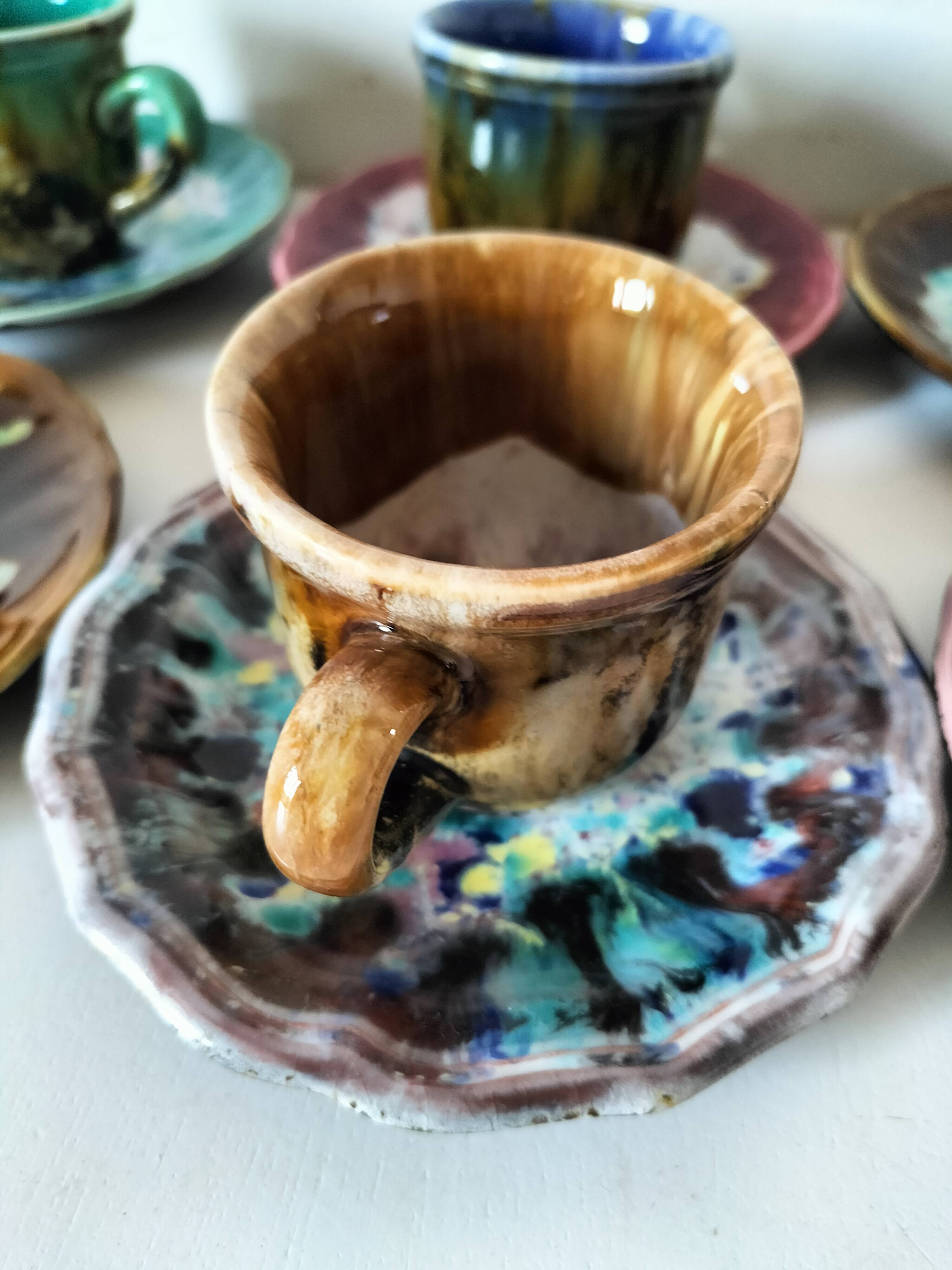Tasses et soucoupes Morvan en céramique émaillée polychrome
