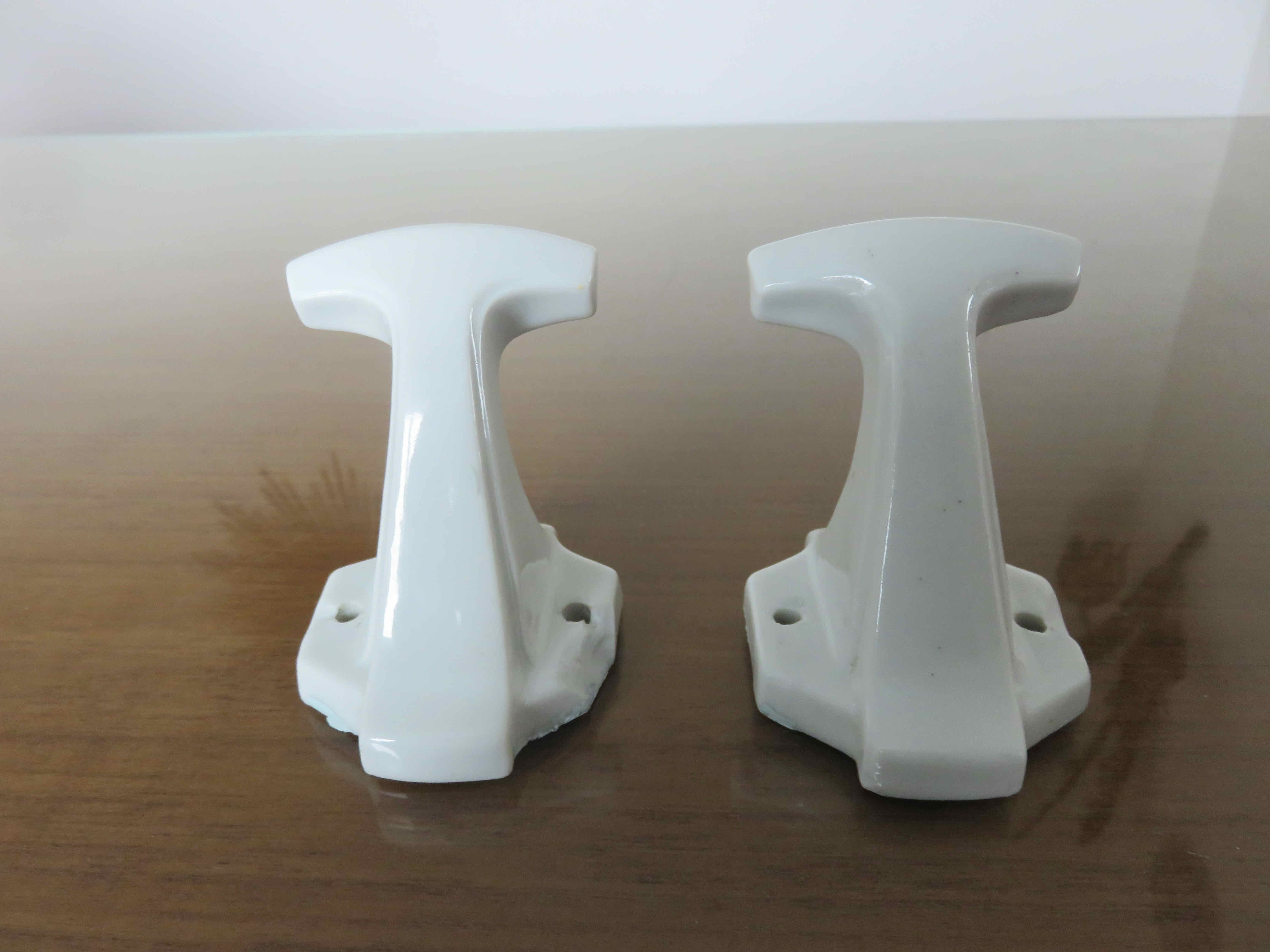 Paire de patères en porcelaine blanche Art Deco années 30 40