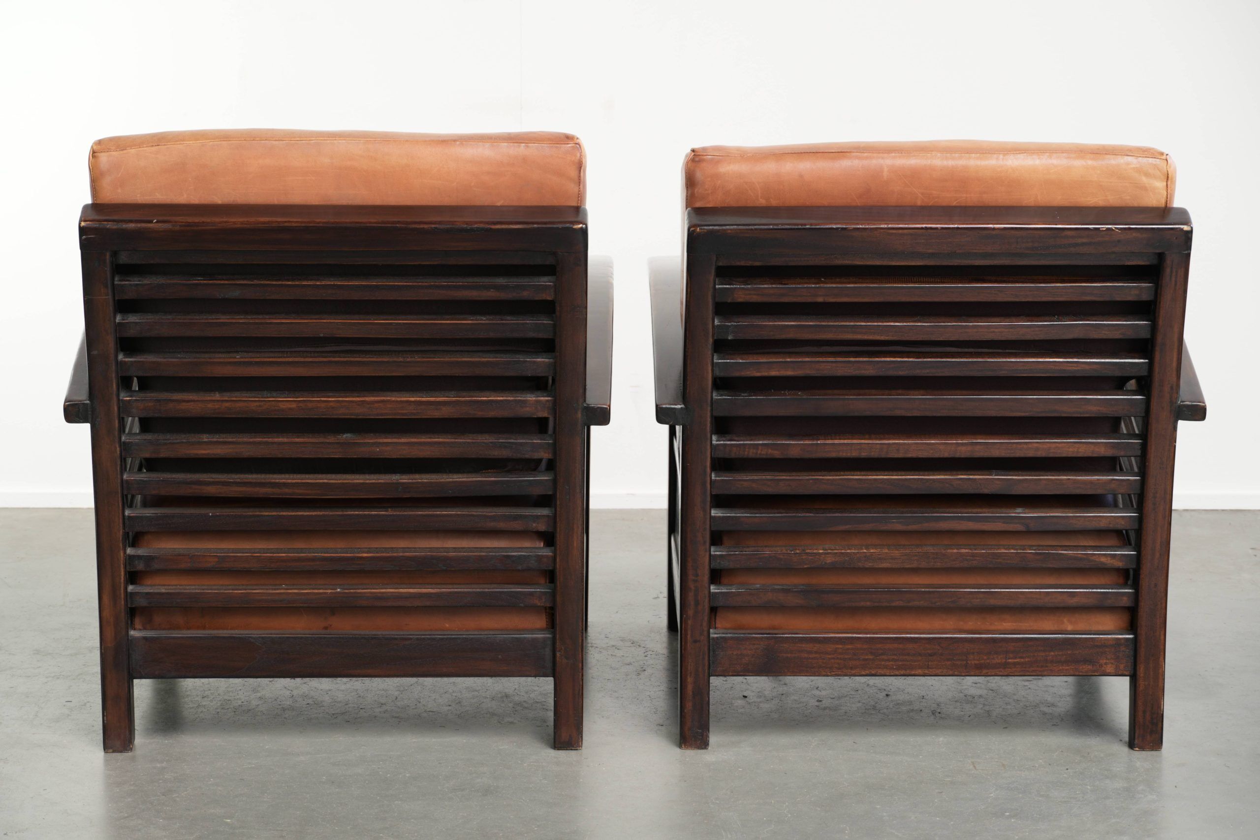 Ensemble de 2 fauteuils Art Déco en cuir de vache couleur cognac du 20e siècle.