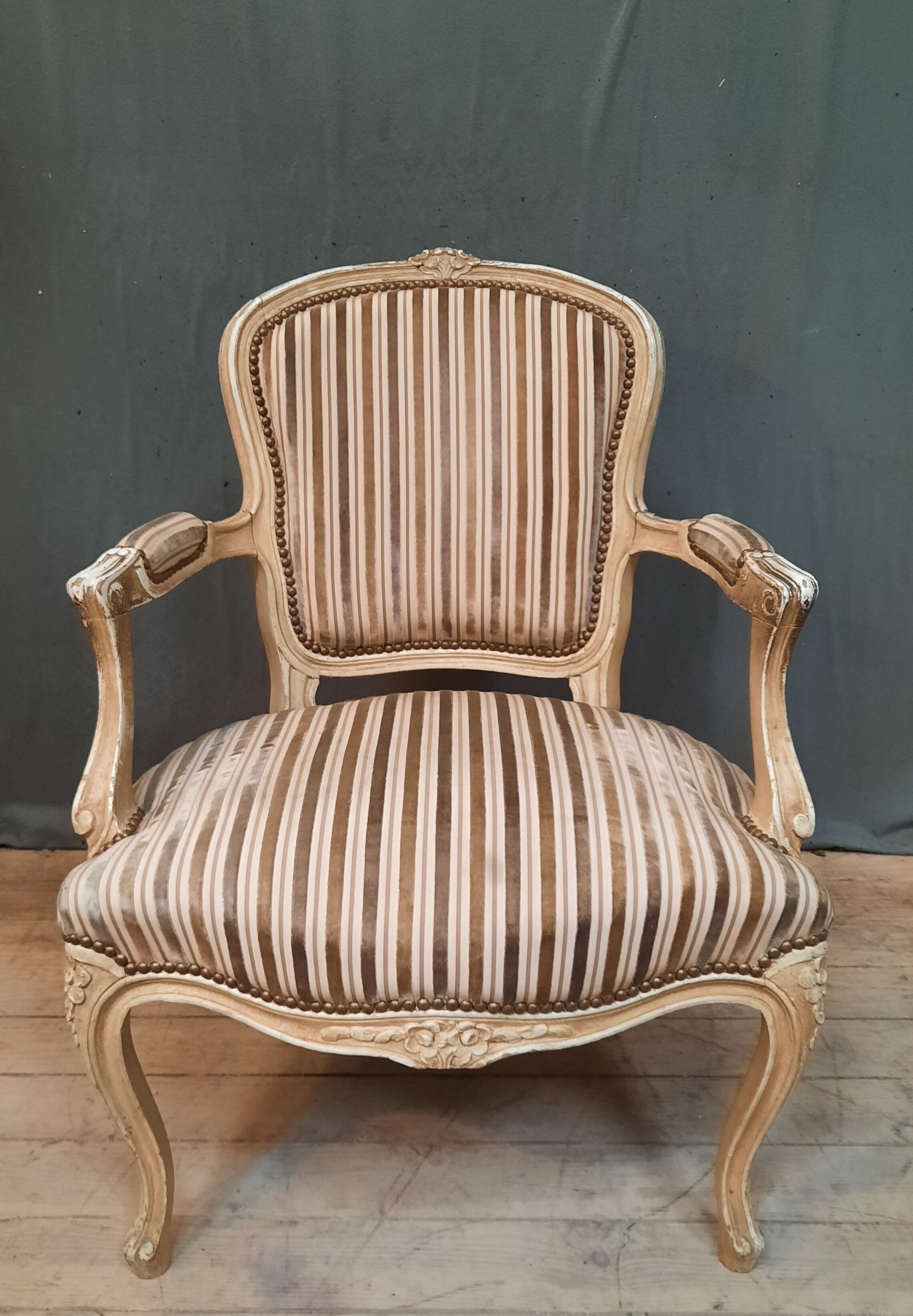 Fauteuil laqué blanc de style Louis XV