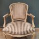 Fauteuil laqué blanc de style Louis XV