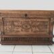 Antique coffre en bois sculpté avec motif végétal période renaissance