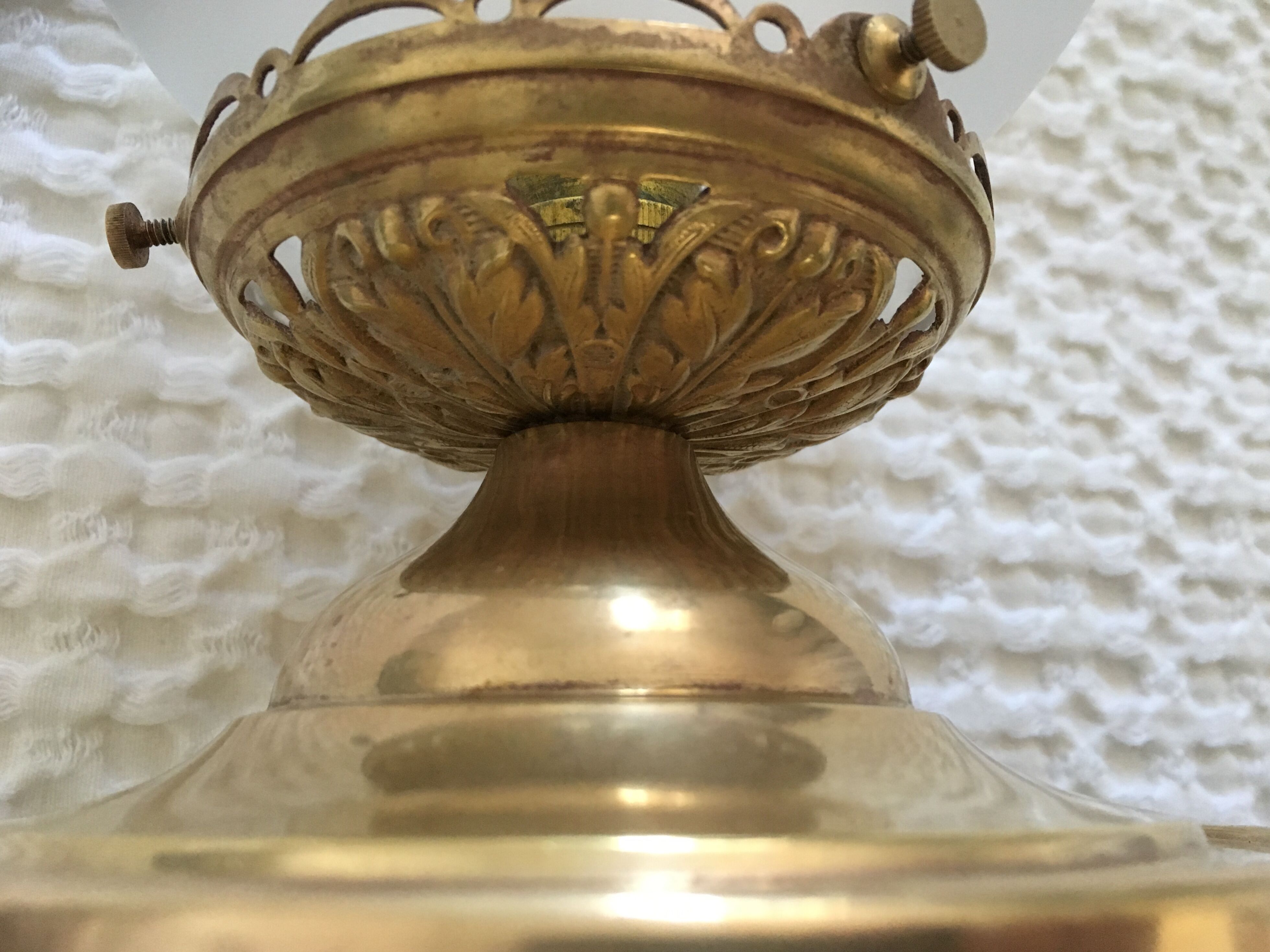 Plafonnier en forme d’obus en verre ciselé