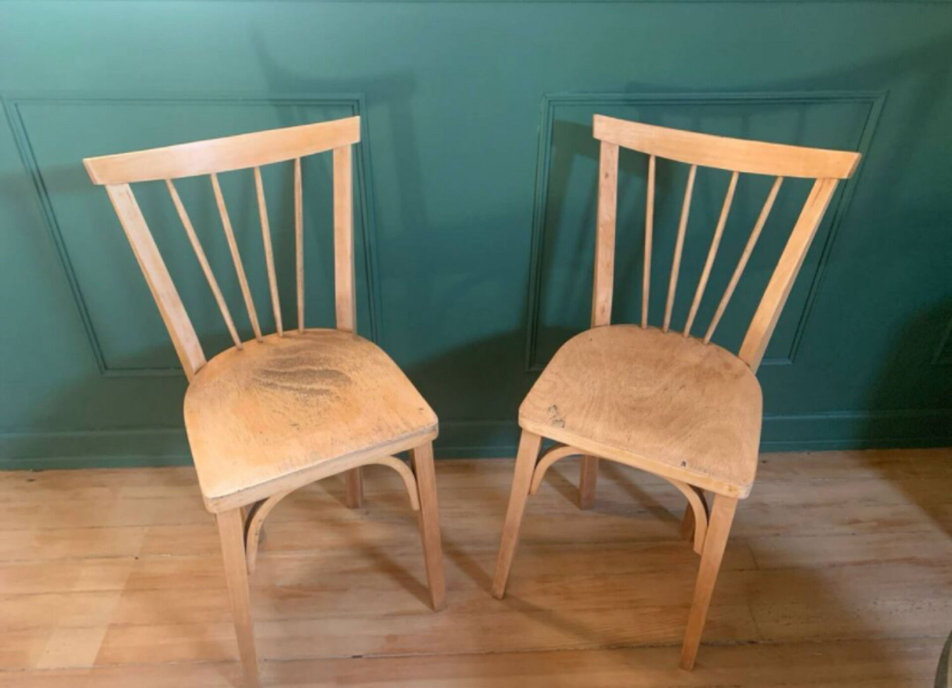 Pair of vintage bistro chairs with slats in beech (1960) - Style