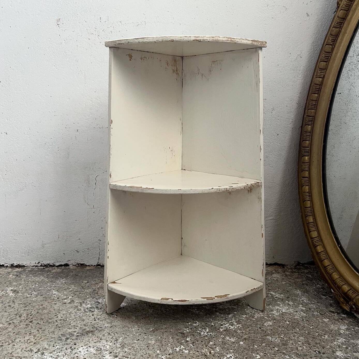 Corner kitchen shelves