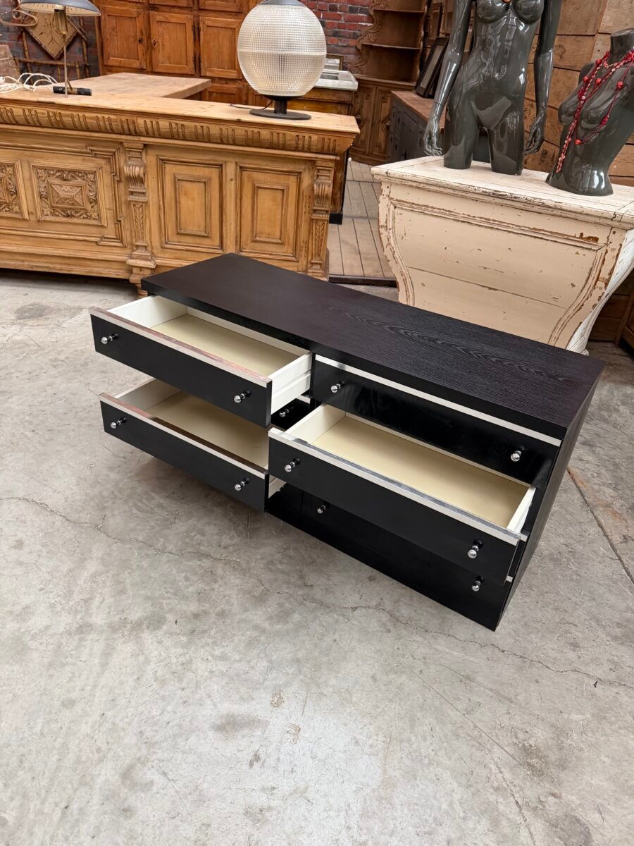 Storage unit with 8 drawers