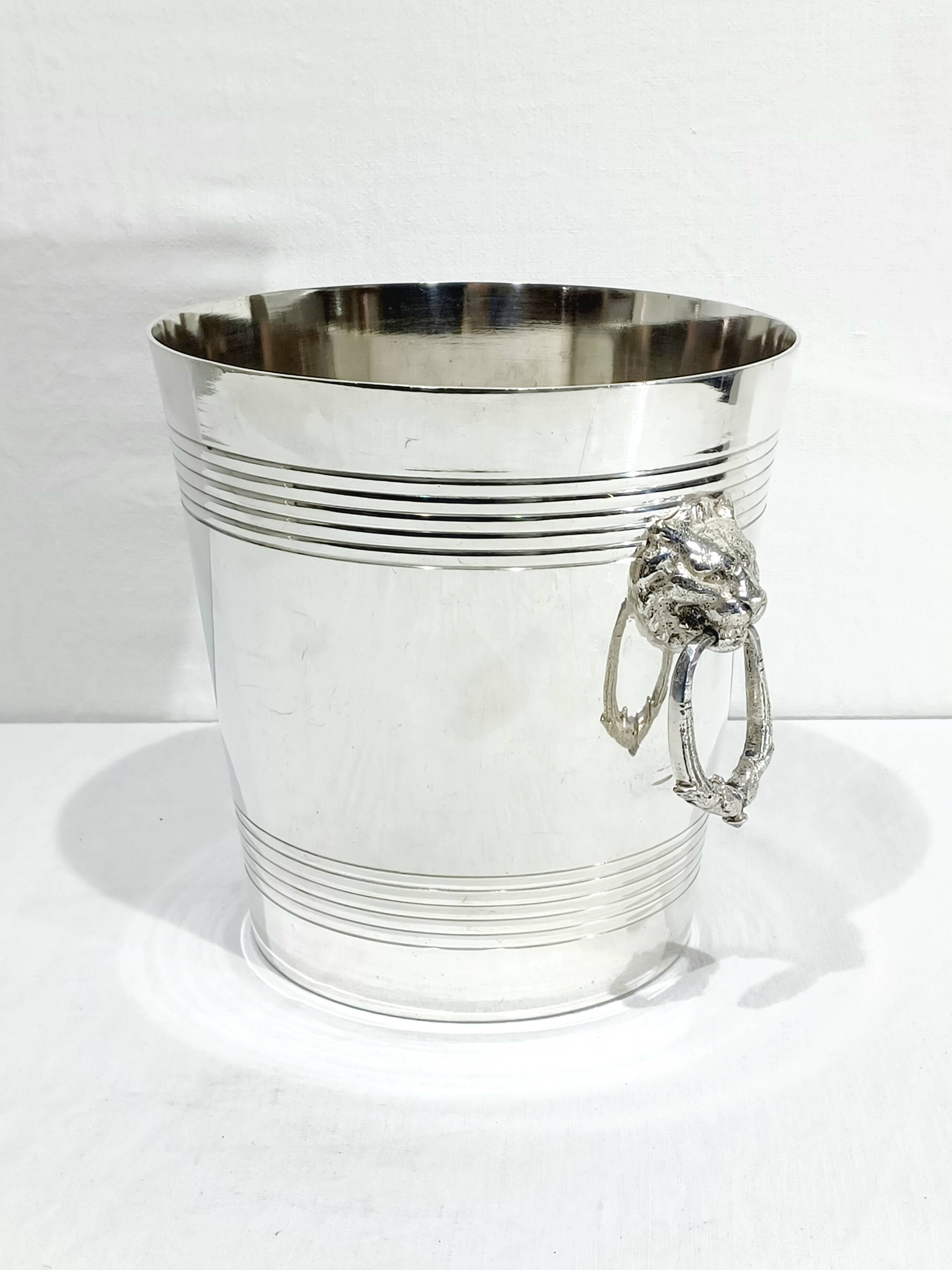 Seau à champagne en métal argenté, tête de lion