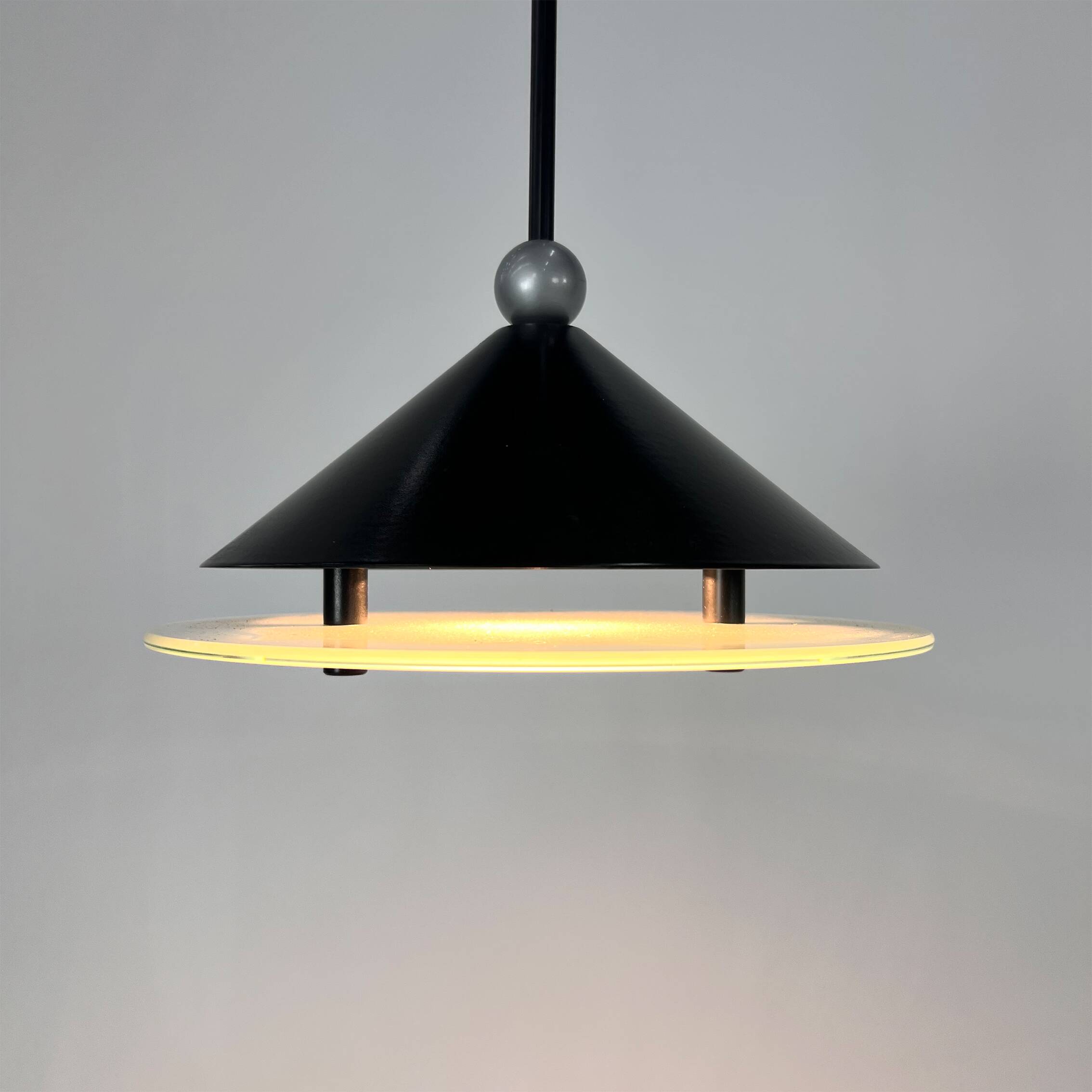 Suspension halogène postmoderne italienne, années 1980