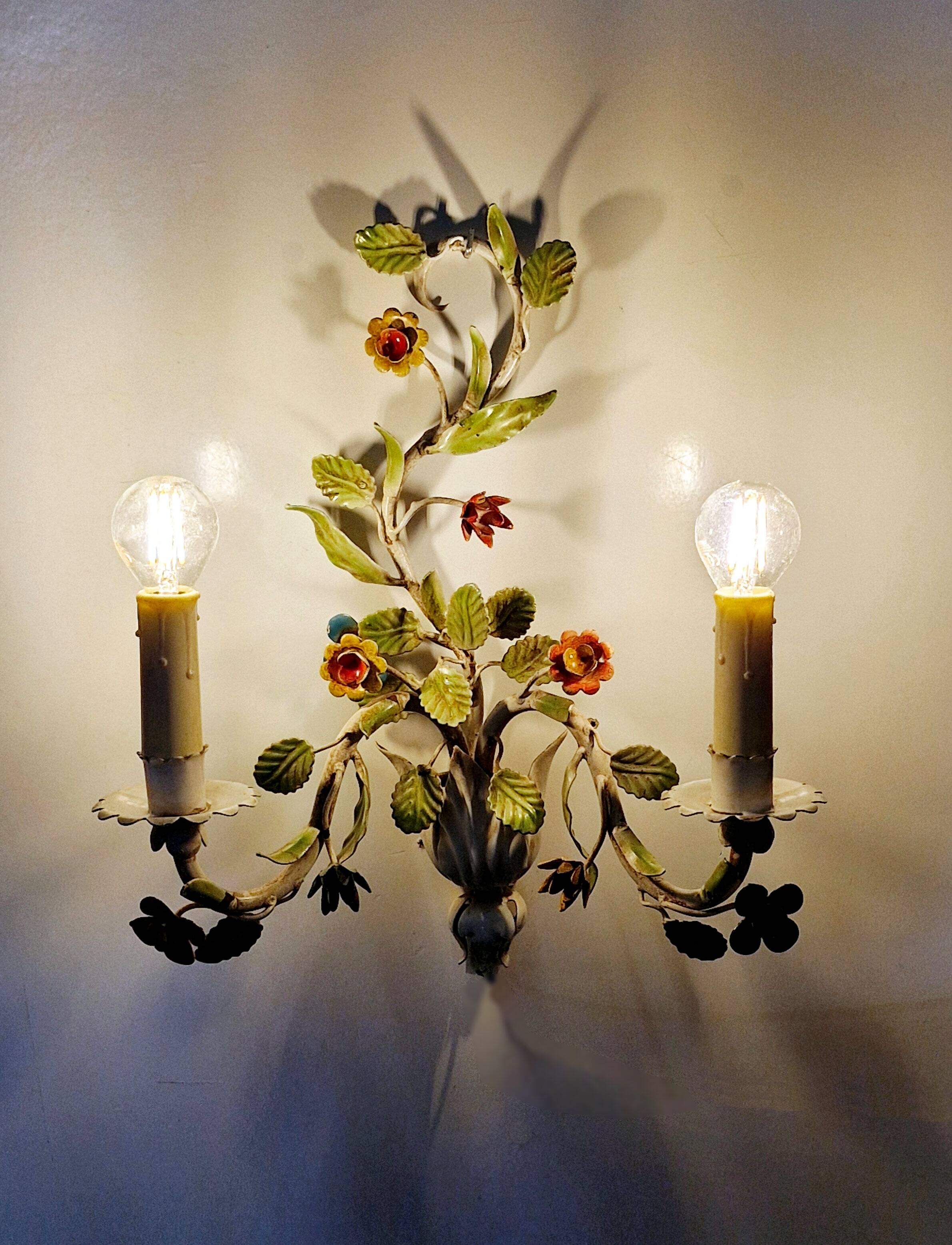 Wall lamp in colored flower sheet metal