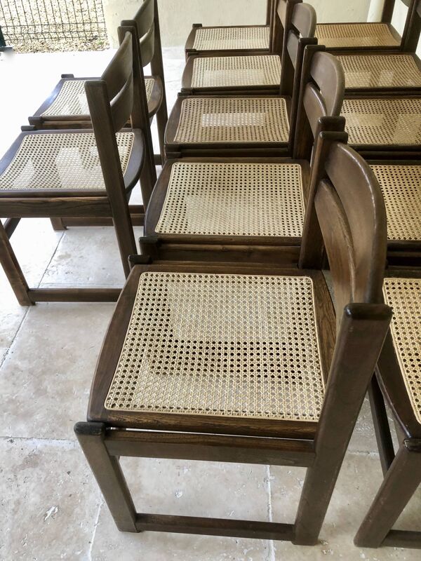 Ensemble de 12 chaises de salle à manger ''traineau'' en noyer et canne