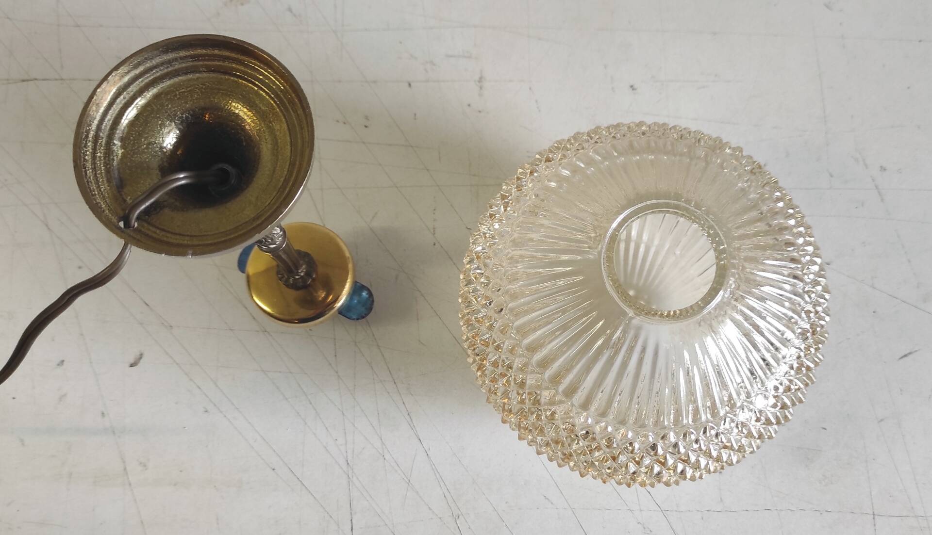 Table lamp in gilded brass and amber glass - mid 20th century.