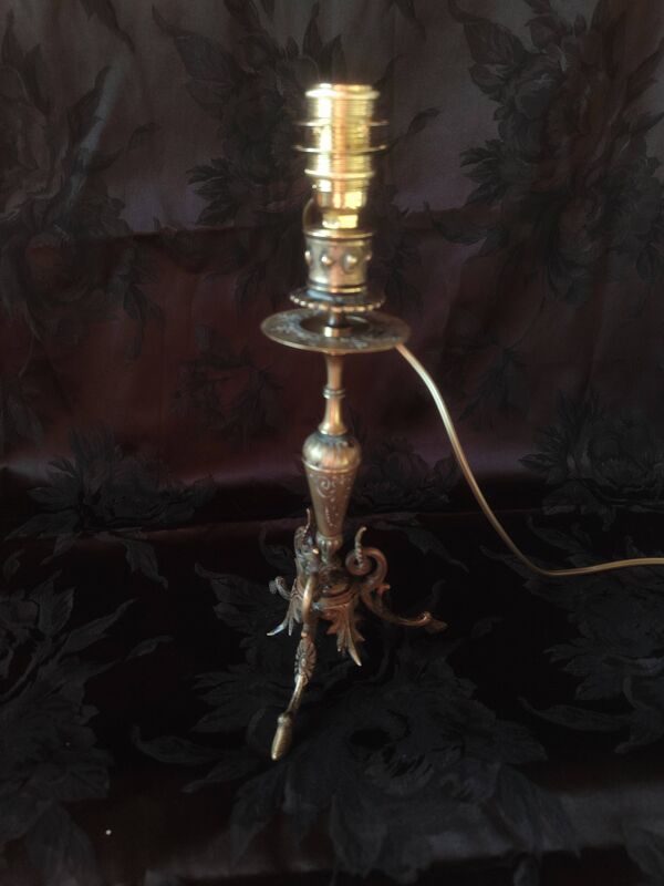 Lampe bougeoir électrifiée, lampe de table bronze tripode pattes de chèvres