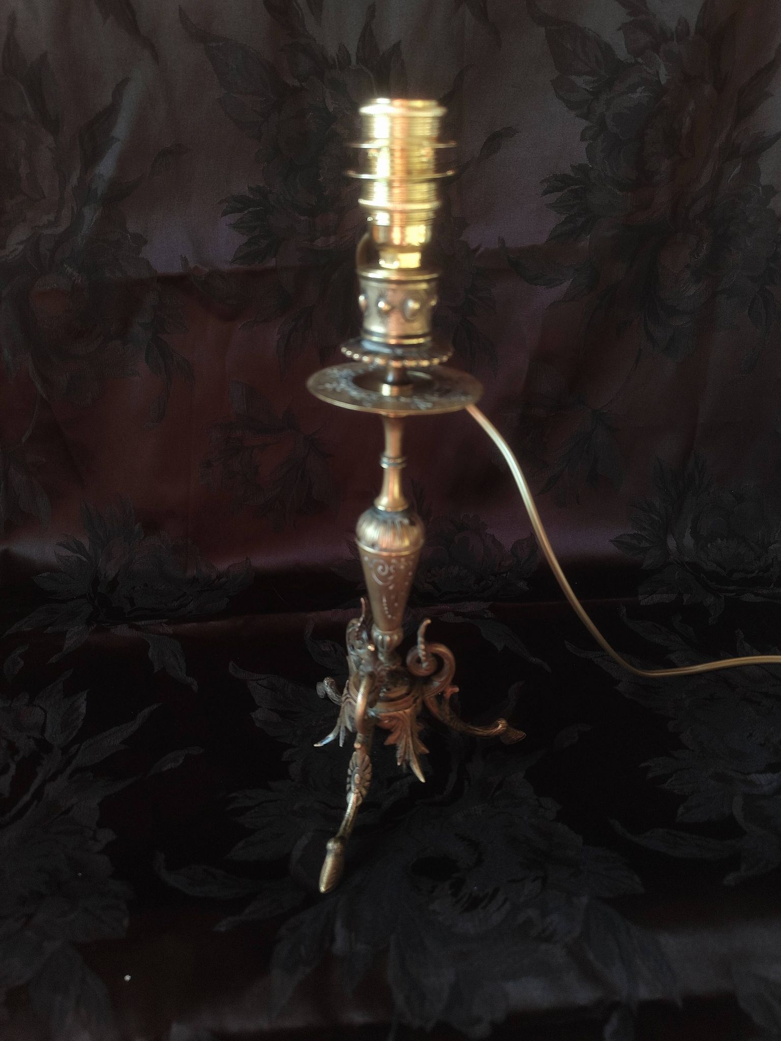Lampe bougeoir électrifiée, lampe de table bronze tripode pattes de chèvres