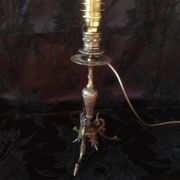 Lampe bougeoir électrifiée, lampe de table bronze tripode pattes de chèvres
