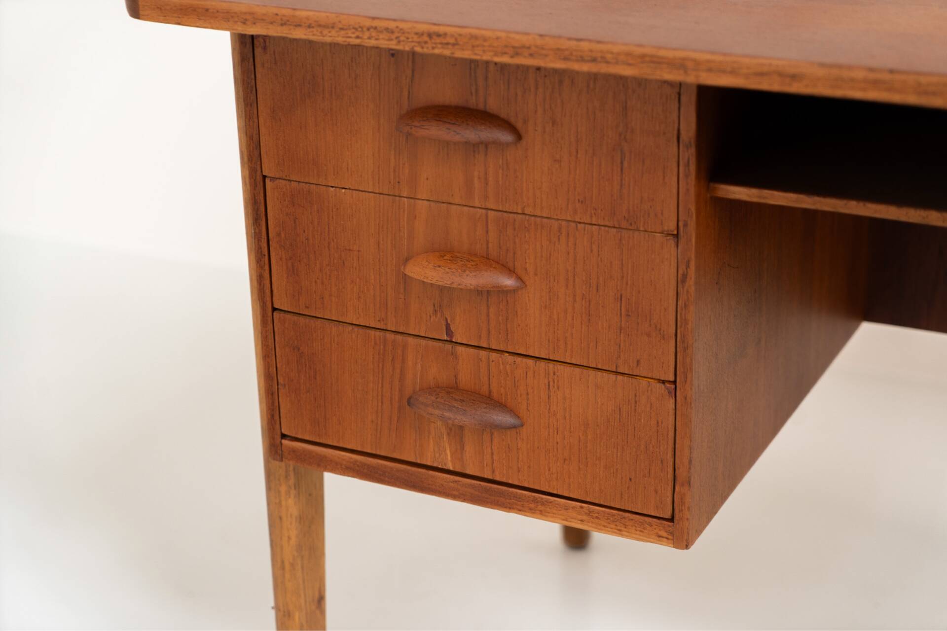 Bureau danois en teck, années 1960.