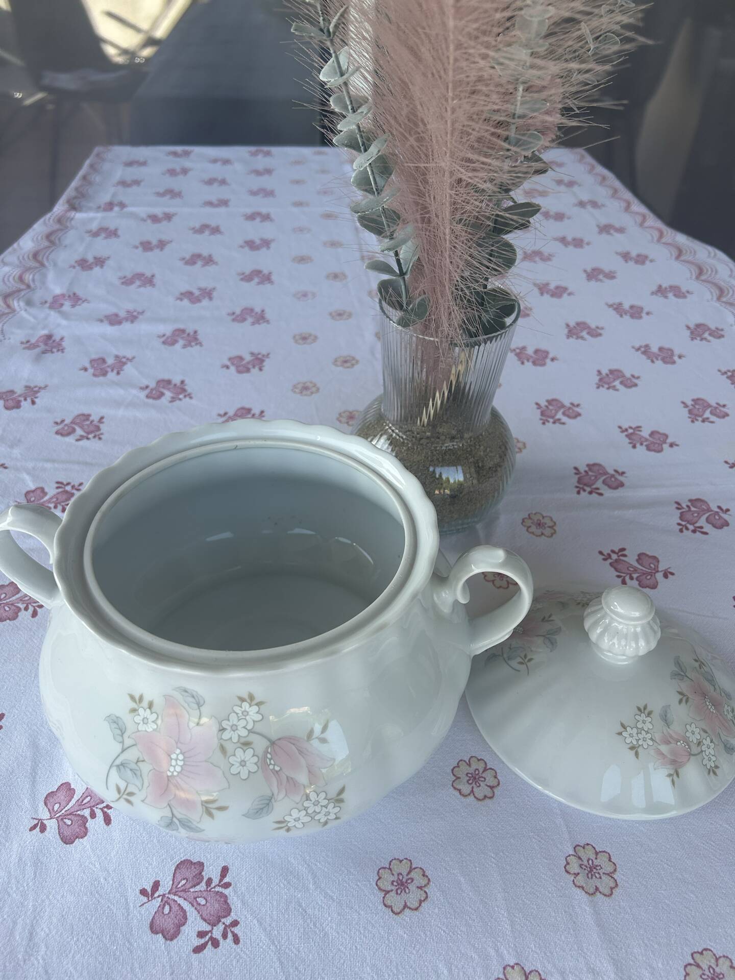 Porcelain soup tureen with floral pattern