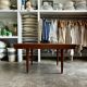 Table basse, banc en bois foncé lamellé