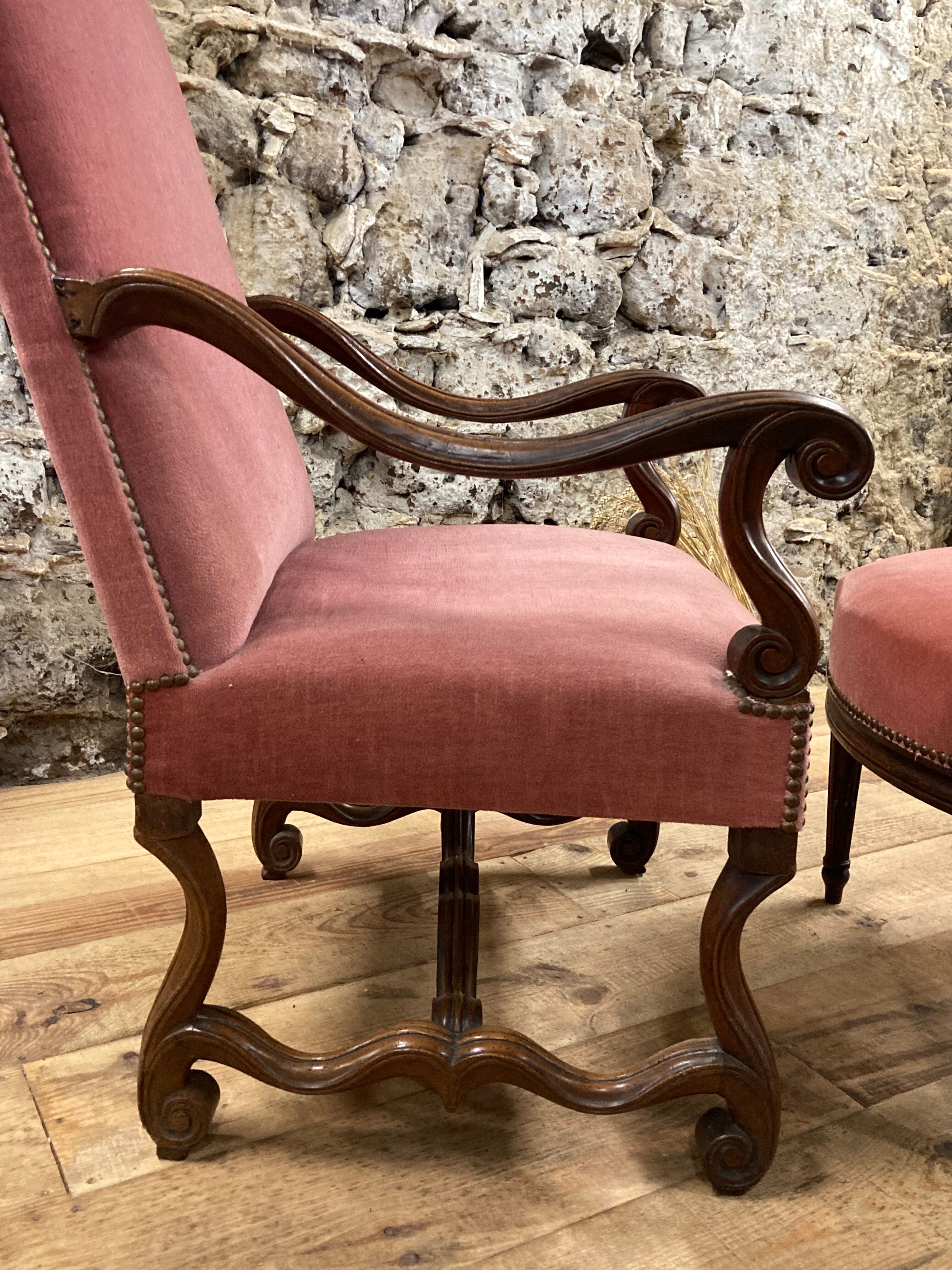 Armchair Voltaire or shepherdess and foot rest in pink velvet Louis XVI