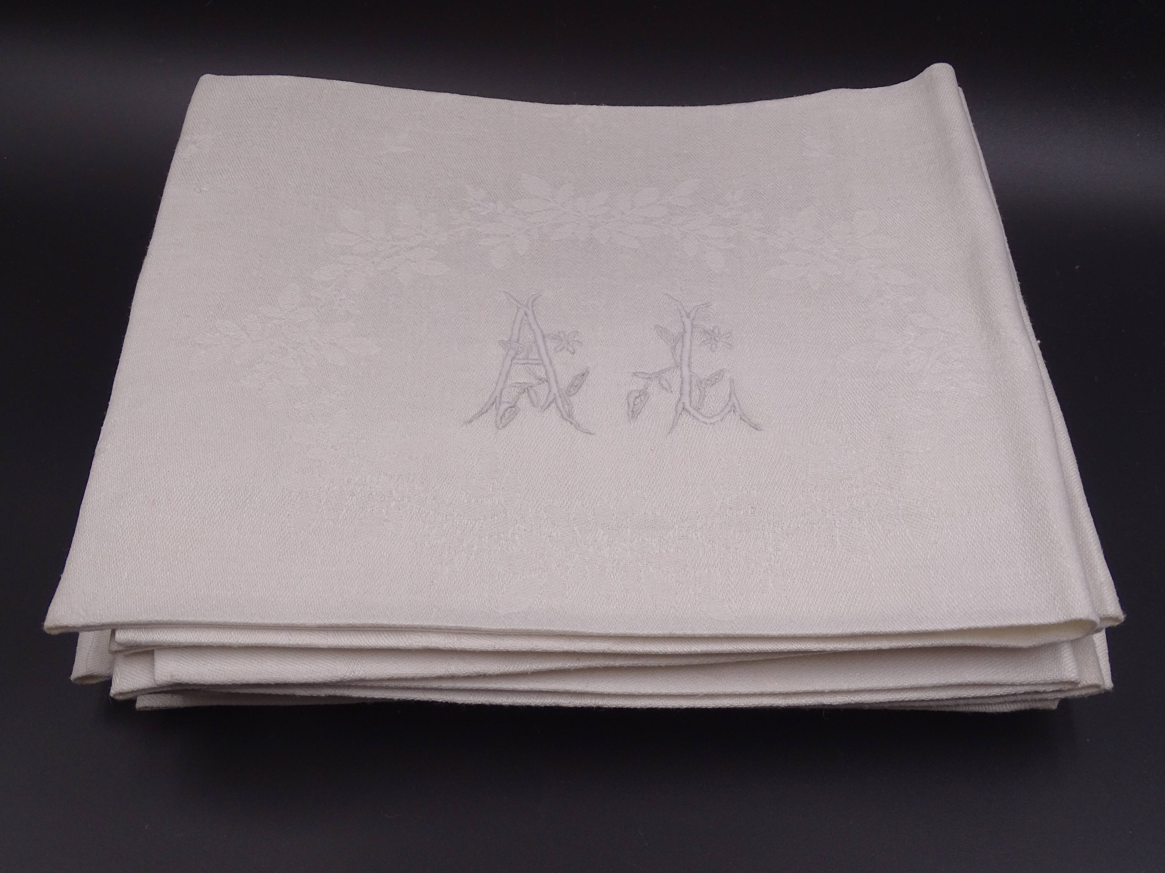 12 monogrammed cotton pad towels AL - Circa 1900