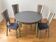 Table ronde extensible, 2 rallonges, et 4 chaises en velours gris