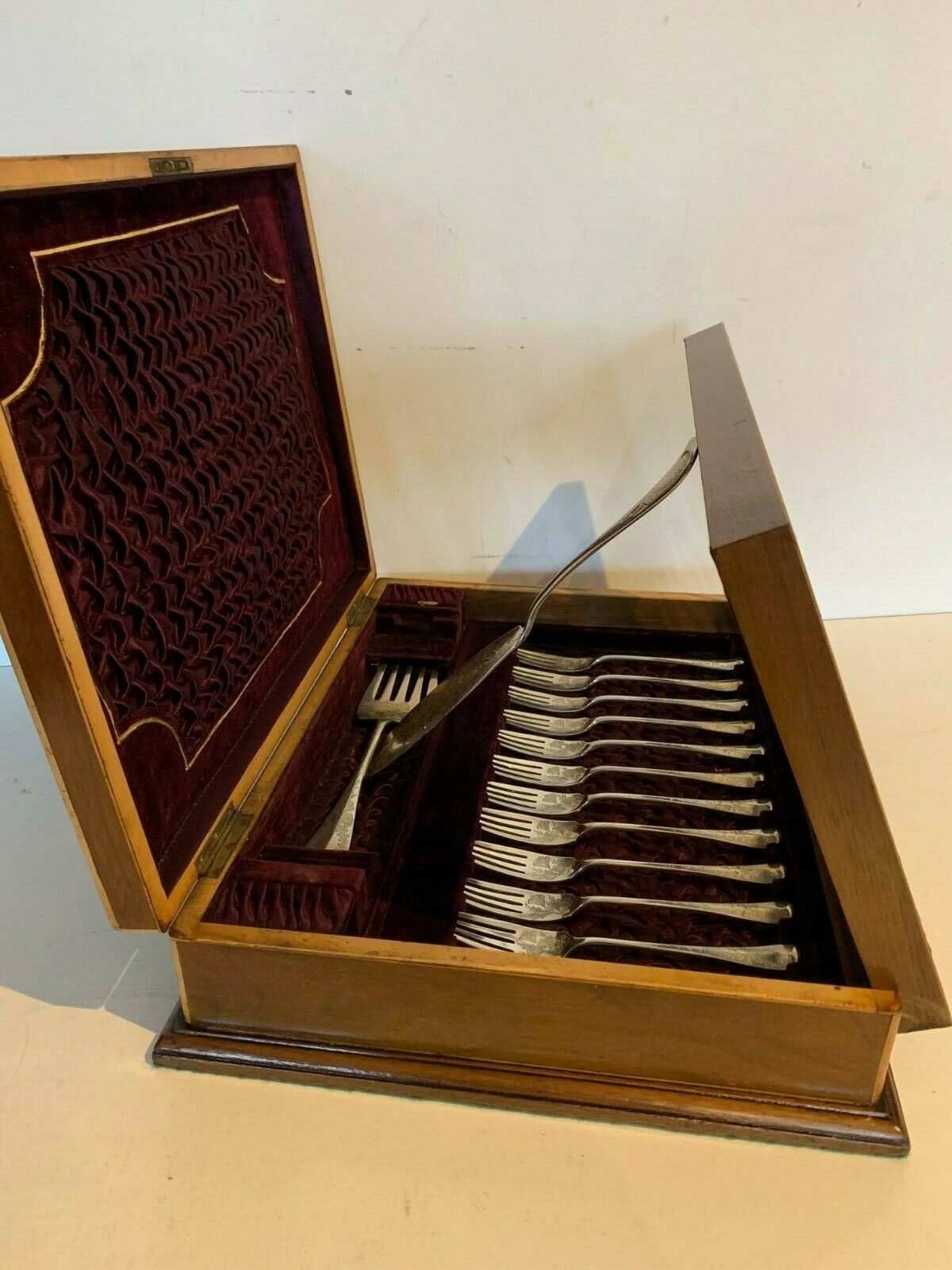 Fish service wooden blond mahogany box