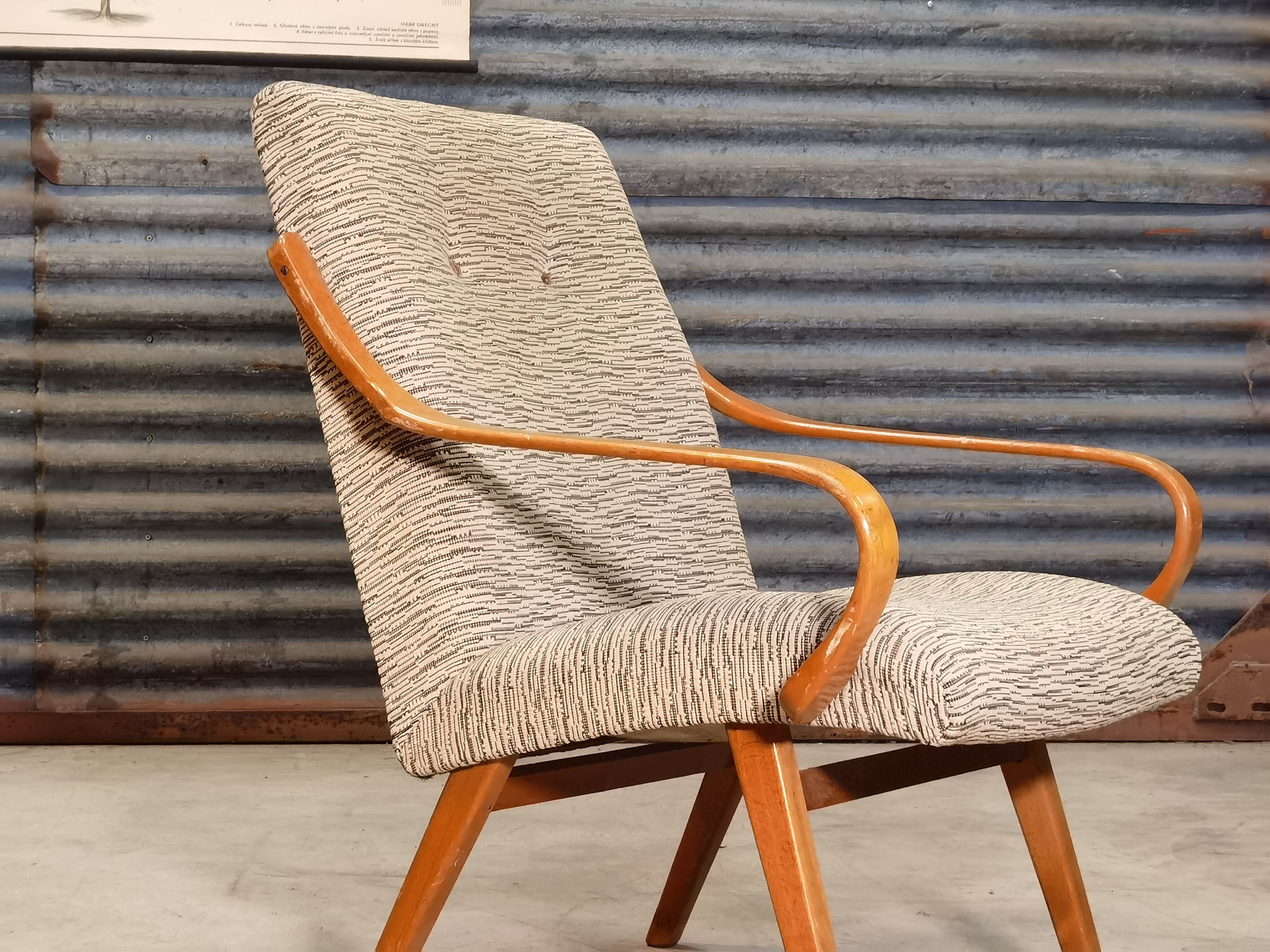 Paire de fauteuils 6953 de Jaroslav Smidek