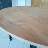 Oval table in solid oak