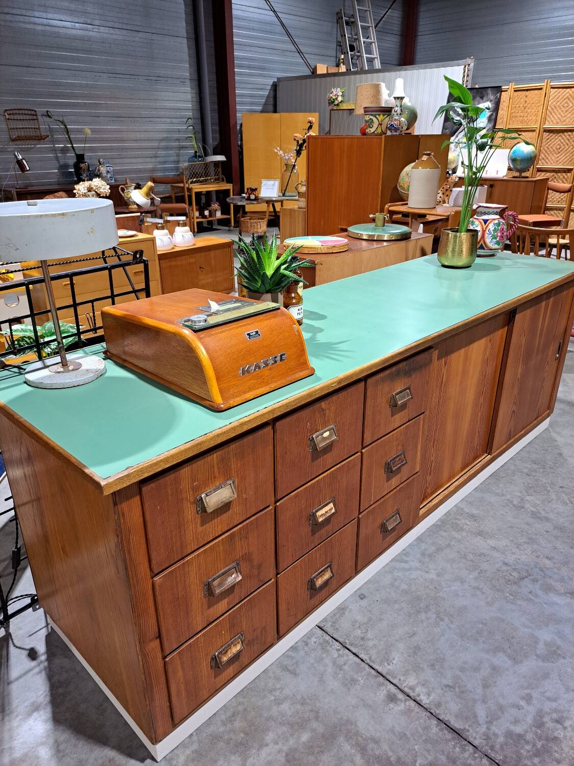 meuble de métier en bois ancien avec lame en formica