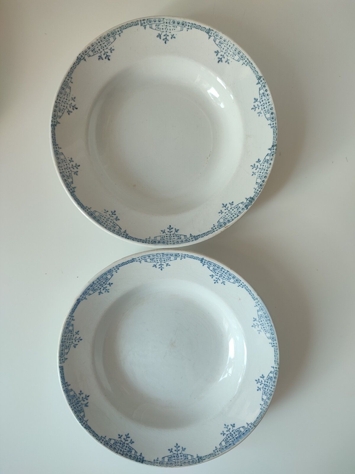 Hollow plates Earth of iron porcelain of Gien