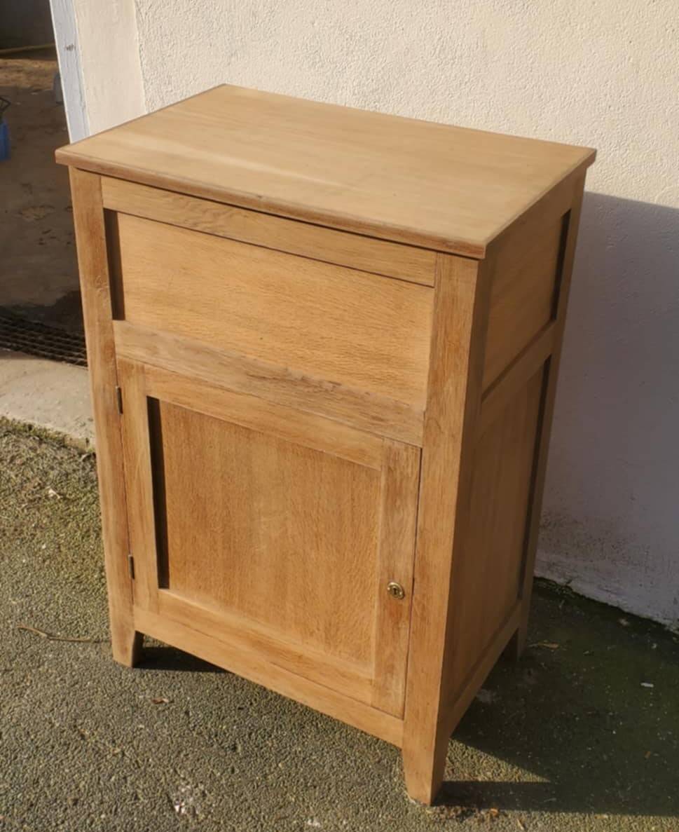 Beautiful piece of furniture from the 1940s with 1 lid + 1 door with key.