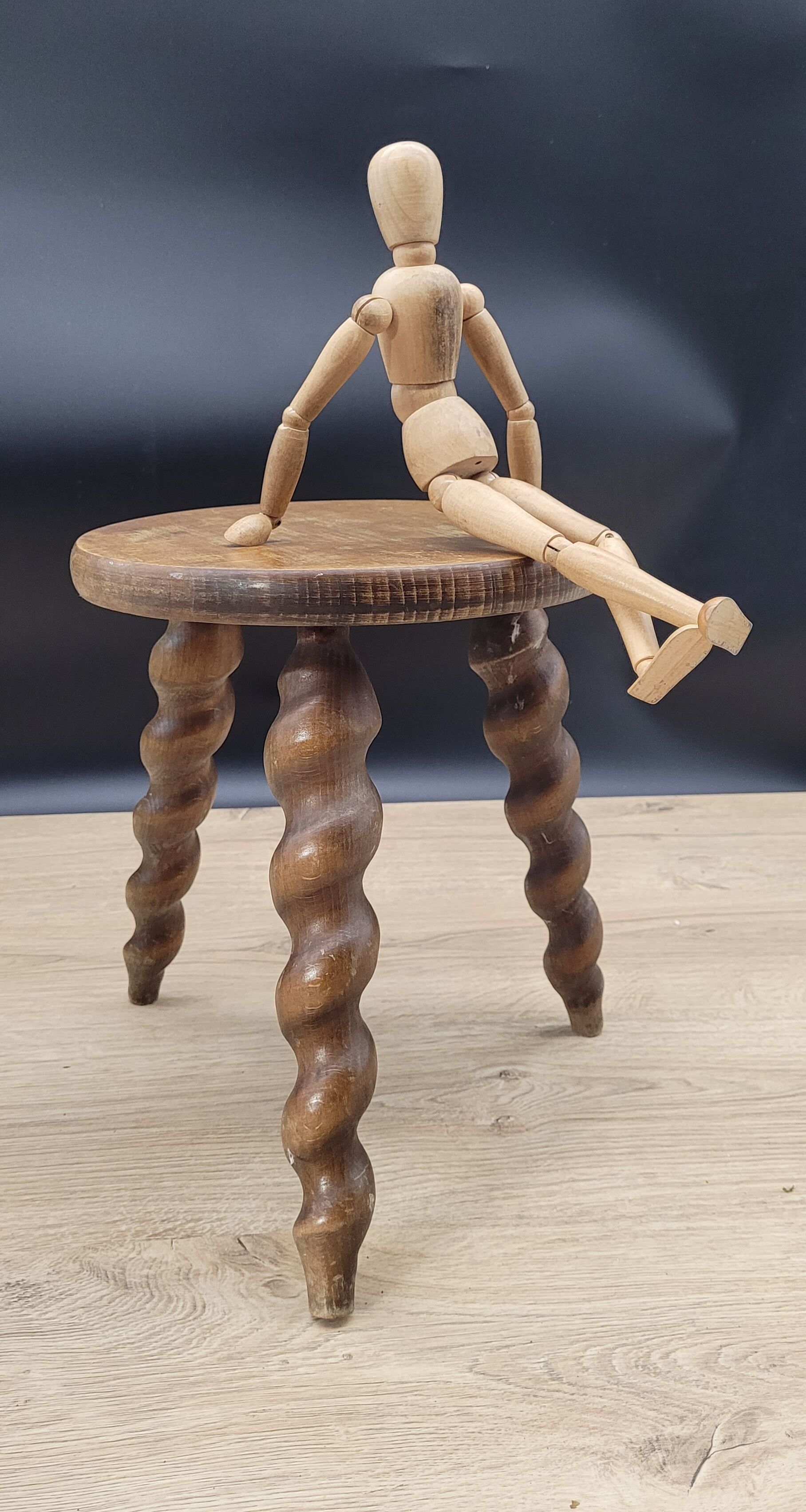 Tripod stool twisted feet
