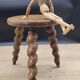 Tabouret tripode pieds torsadés