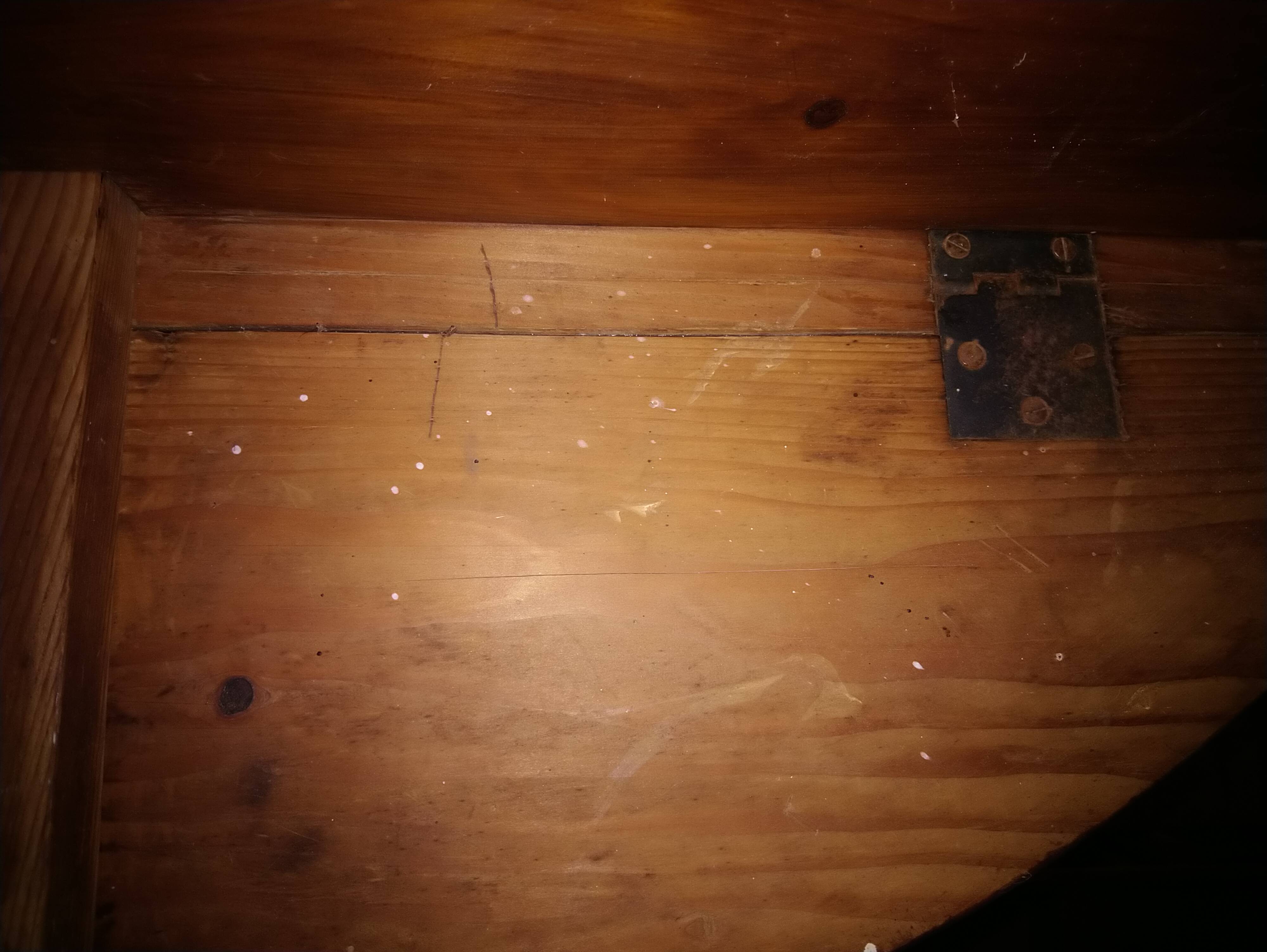 Round drop-leaf table in beech and pine