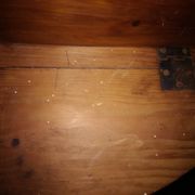 Round drop-leaf table in beech and pine