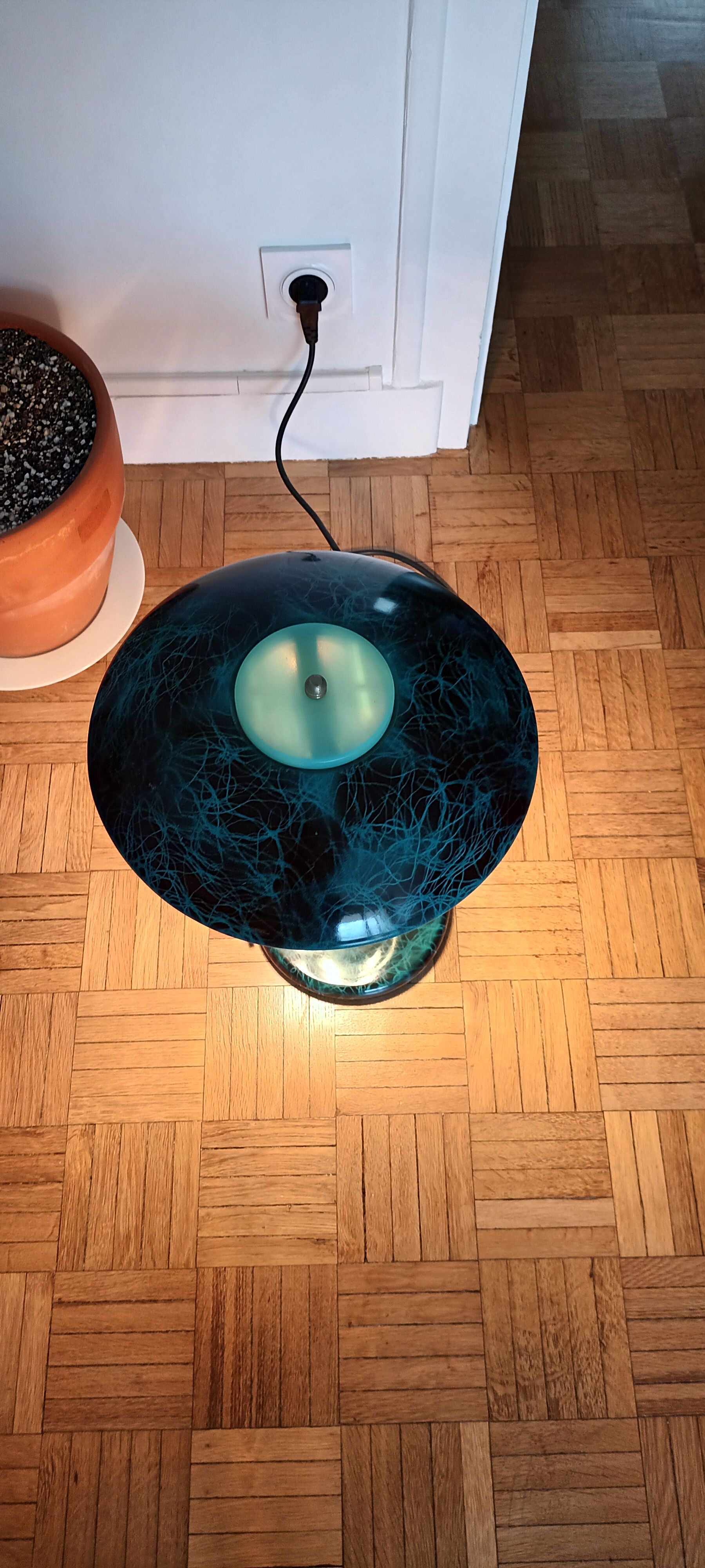 Vintage liner mushroom lamp