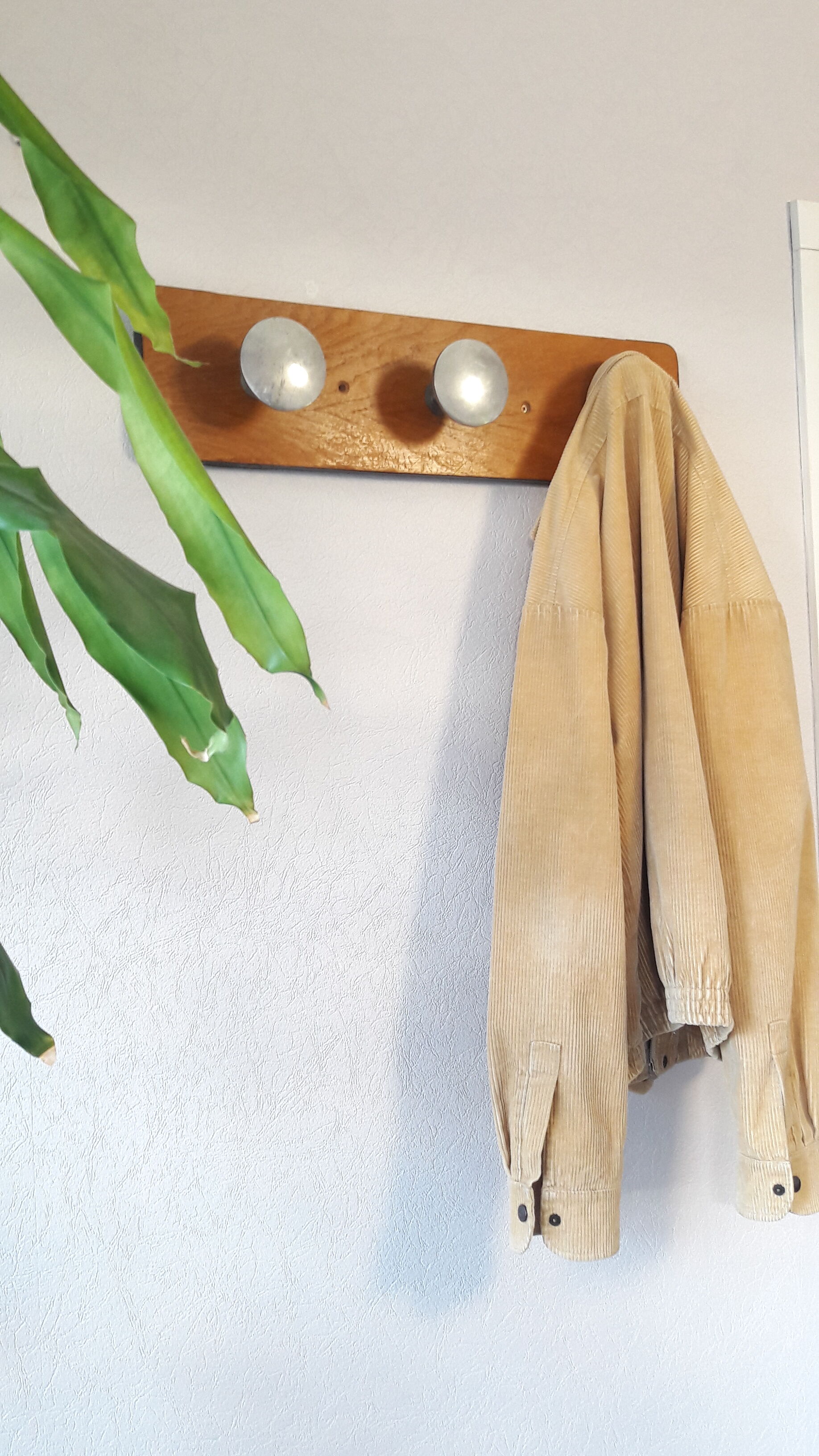 Porte manteau mural 1960 bois et métal 3 patères