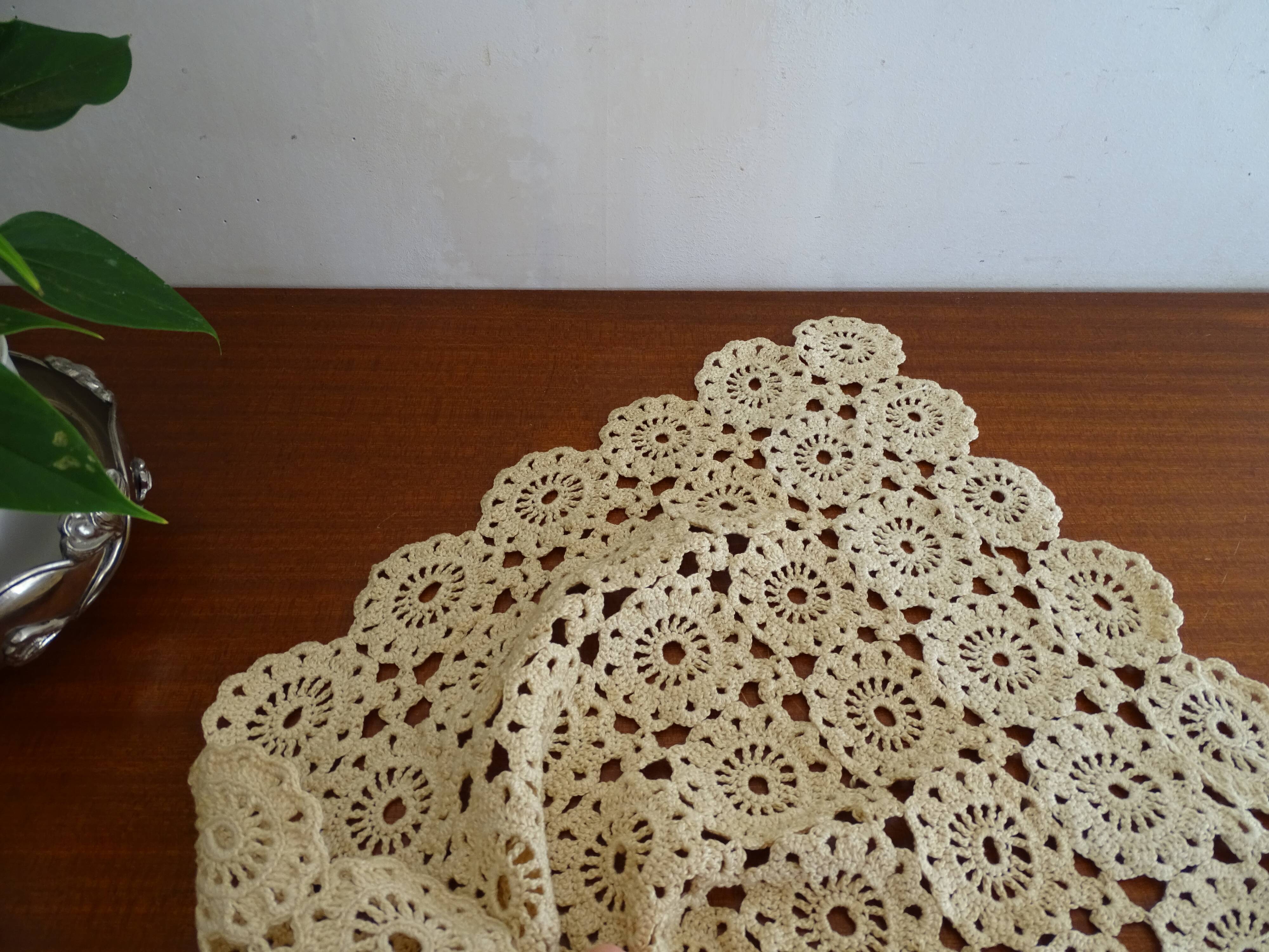 Ancien couvre lit au crochet beige fleurs 205 x 170 cm