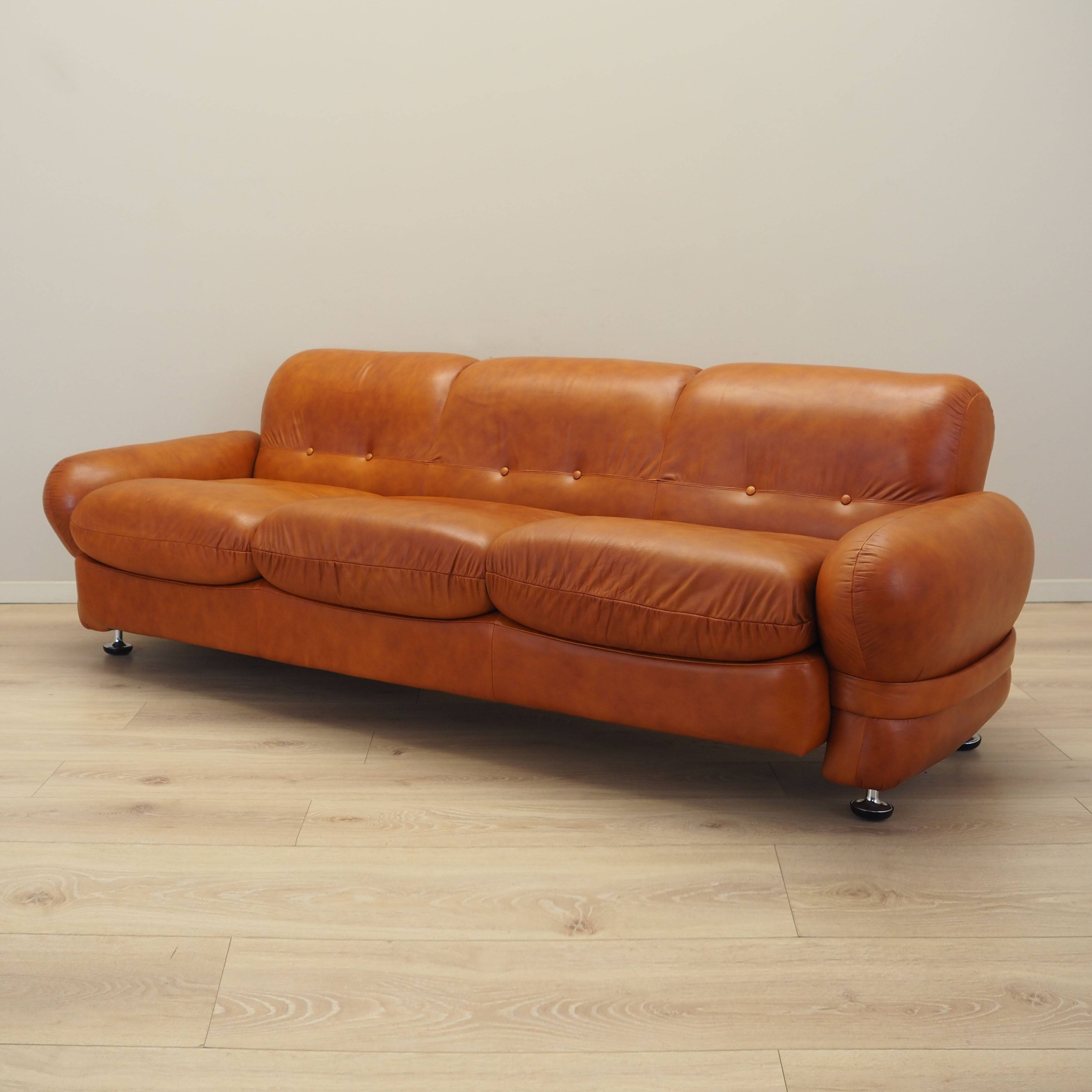 Red leather sofa, Italian design, 1970s, production: Italy