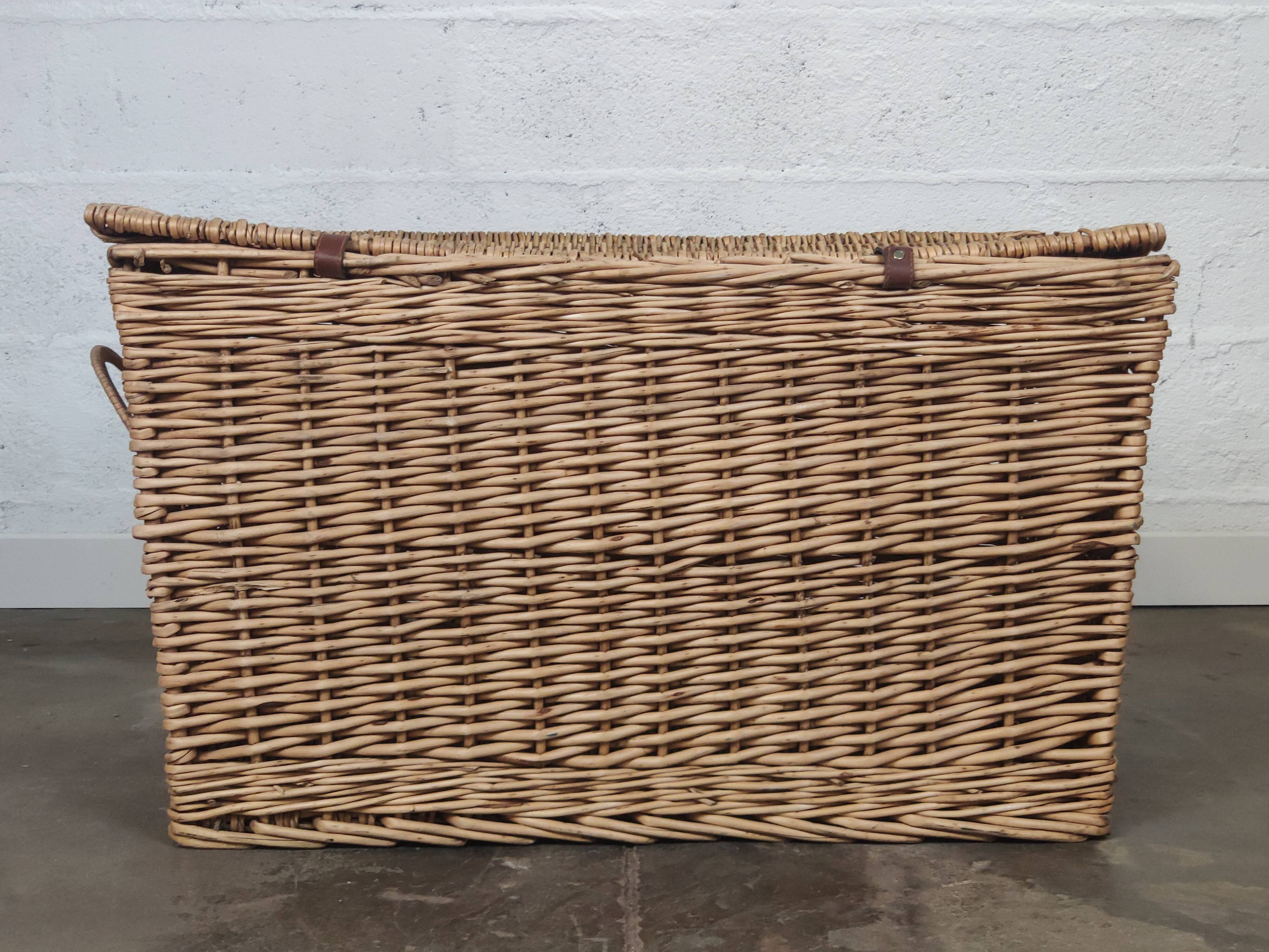 Coffre en osier tressé vintage