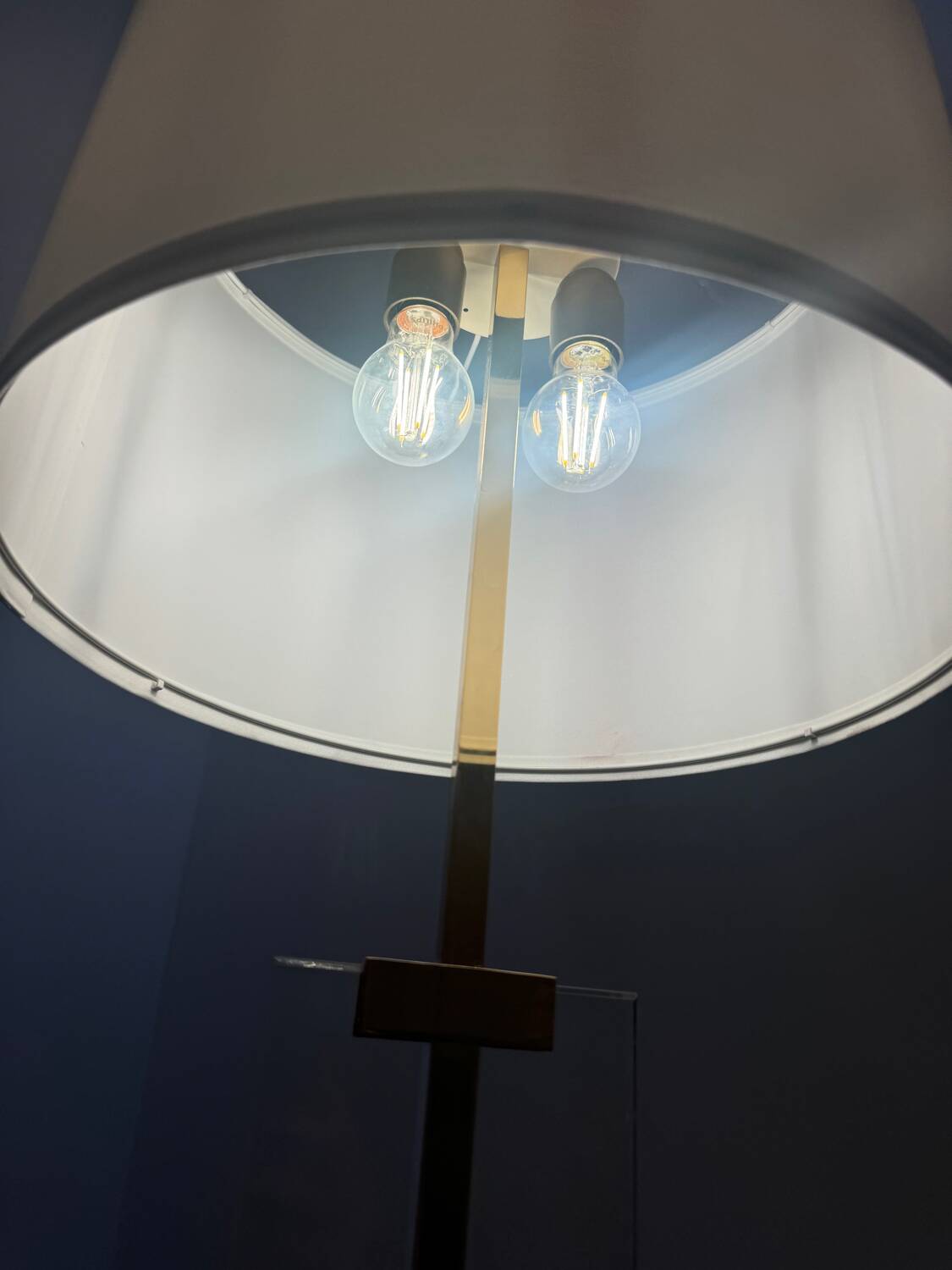 Lampadaire en plexiglas et métal doré, 1970
