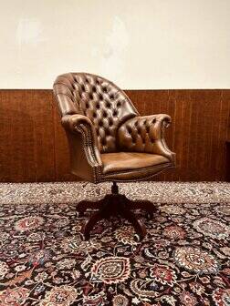 Chaise de directeur Chesterfield classique en cuir marron